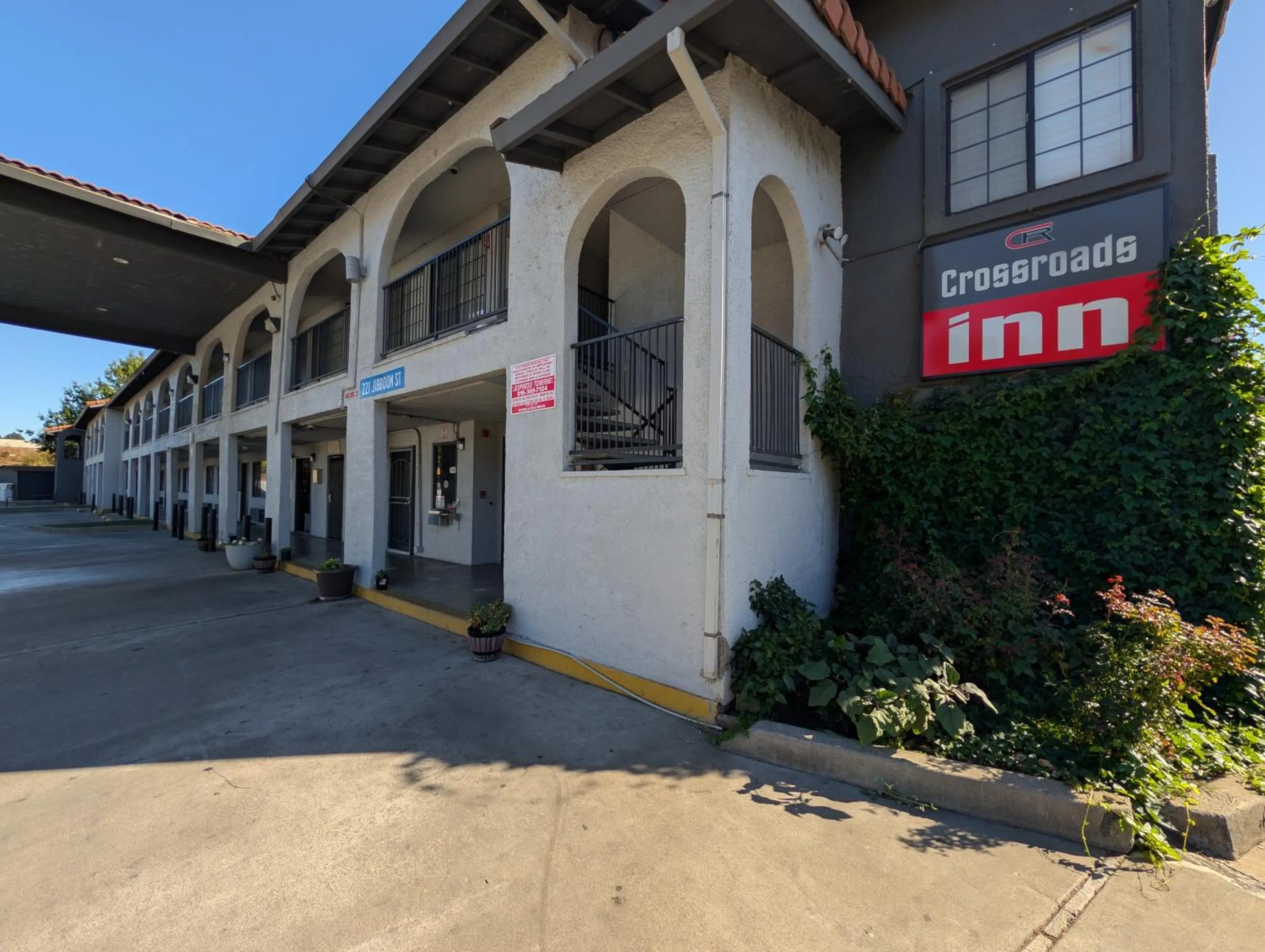 Property building in Crossroads Inn - Downtown Sacramento