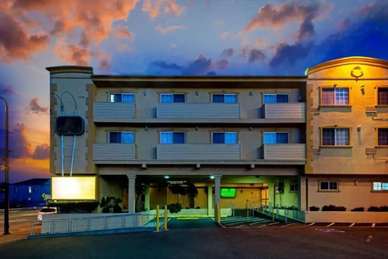 Property building in University Inn & Suites Berkeley Property building in University Inn & Suites Berkeley