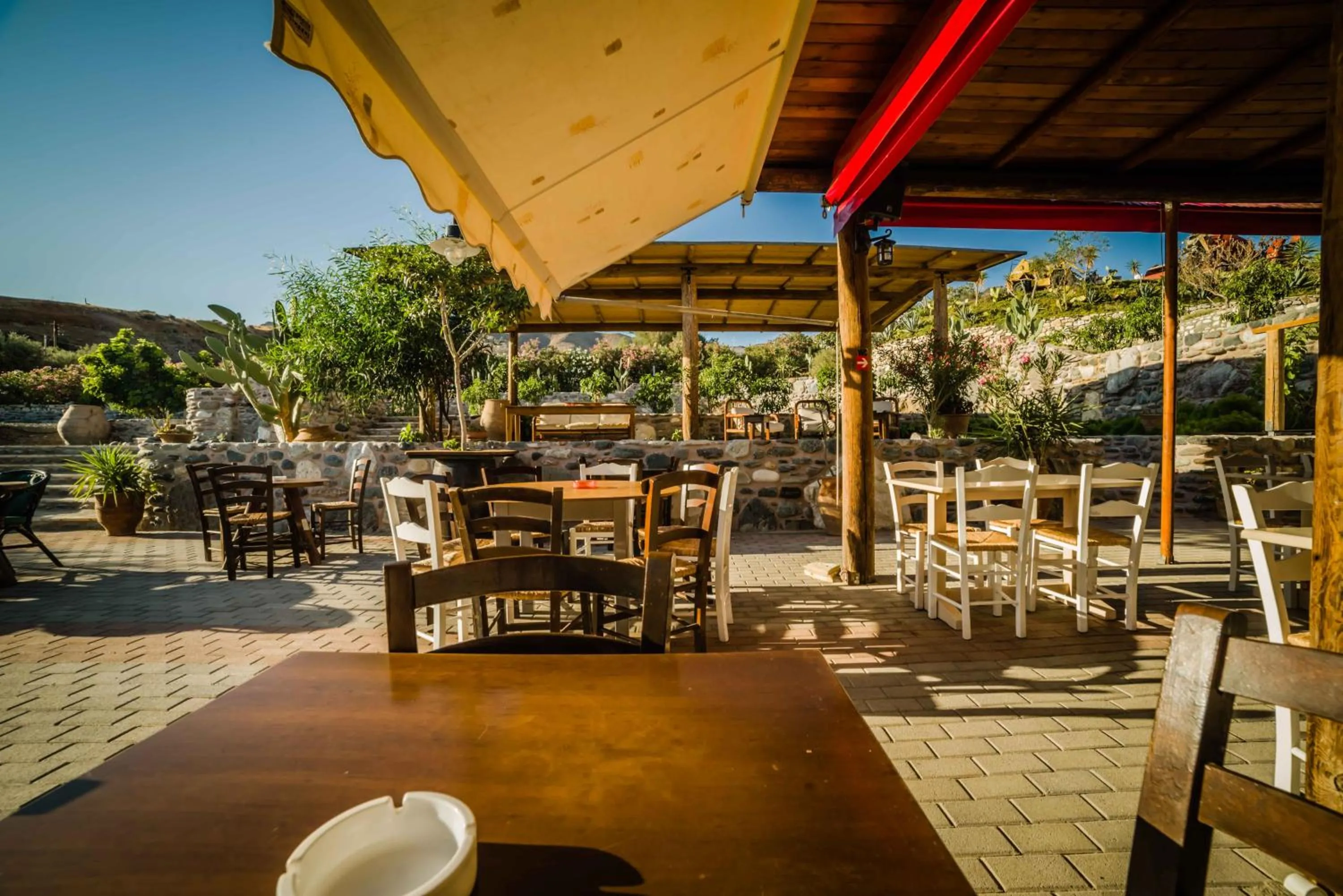 Restaurant/places to eat in Mythos Suites Diskos