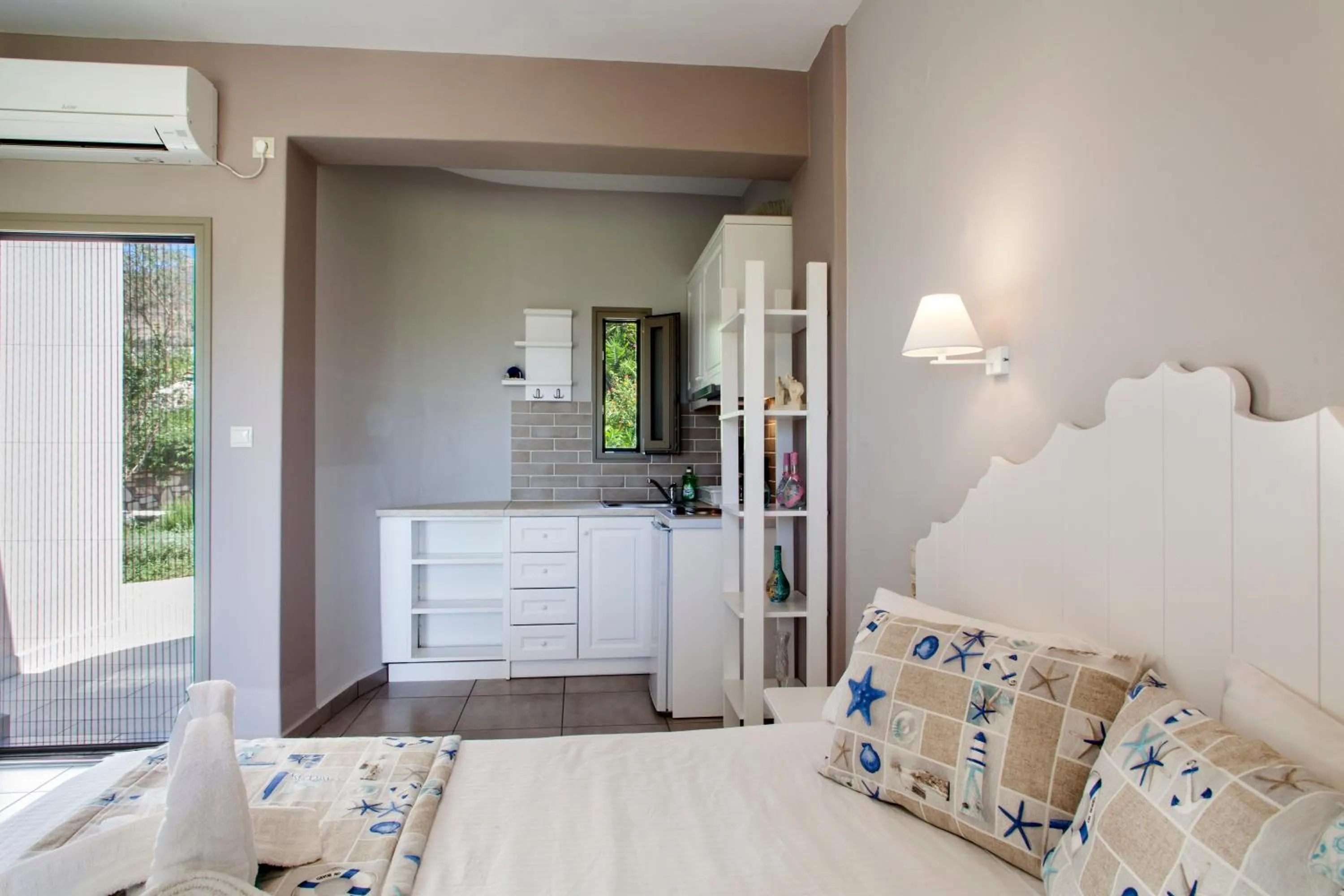 Bed in Mythos Suites Diskos