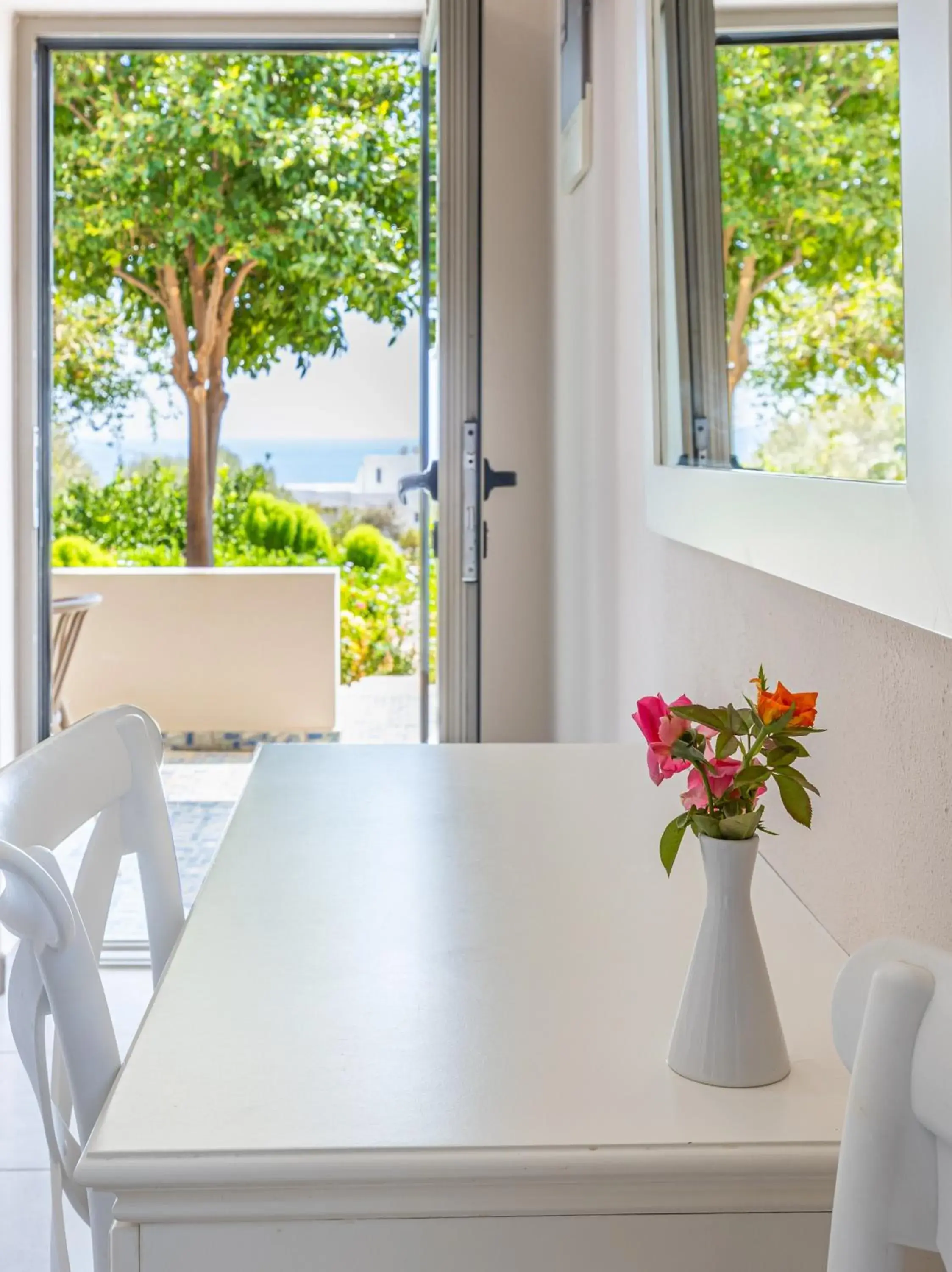 Deluxe Double Room with Balcony and Sea View in Mythos Suites Diskos Deluxe Double Room with Balcony and Sea View in Mythos Suites Diskos