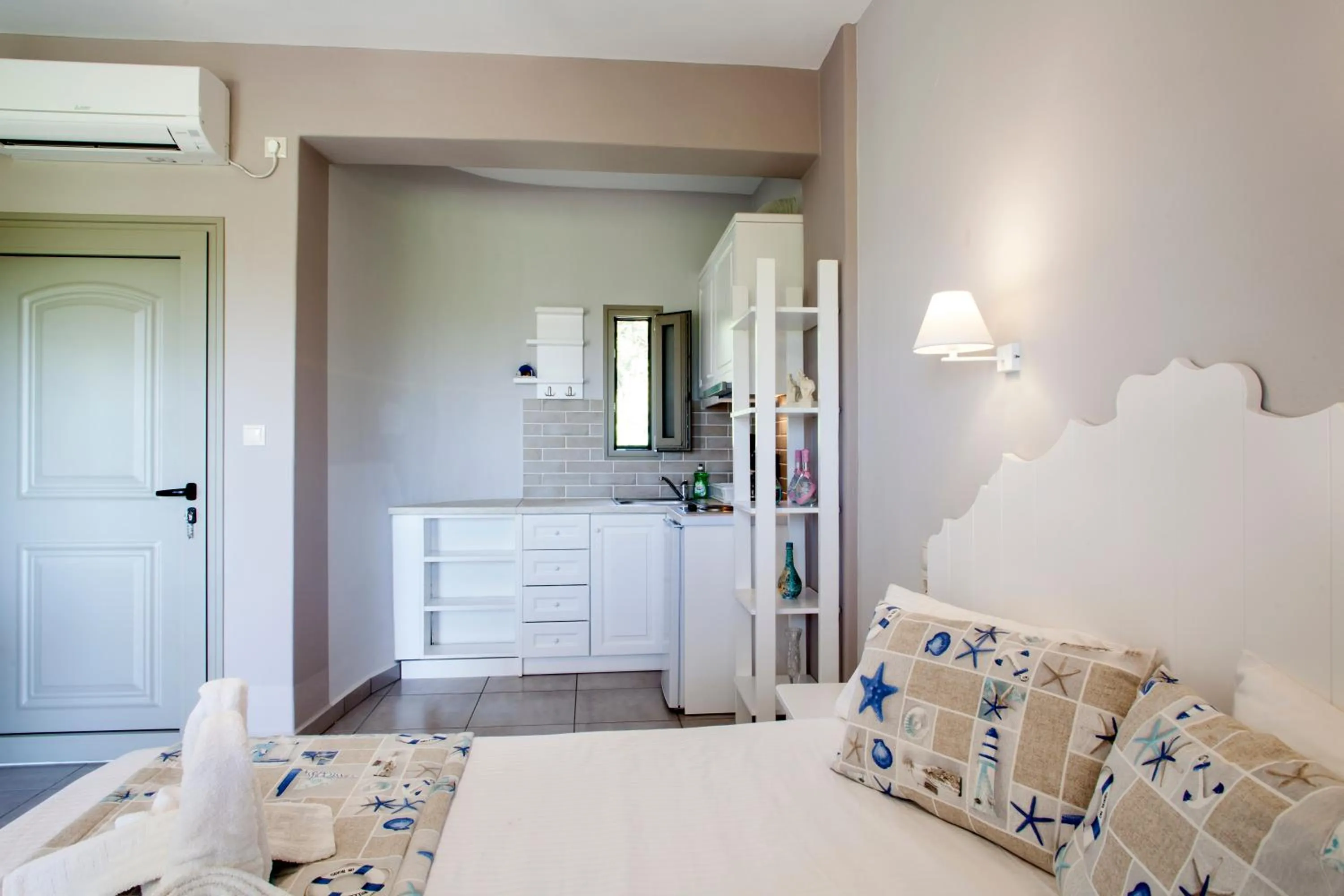 Bed in Mythos Suites Diskos