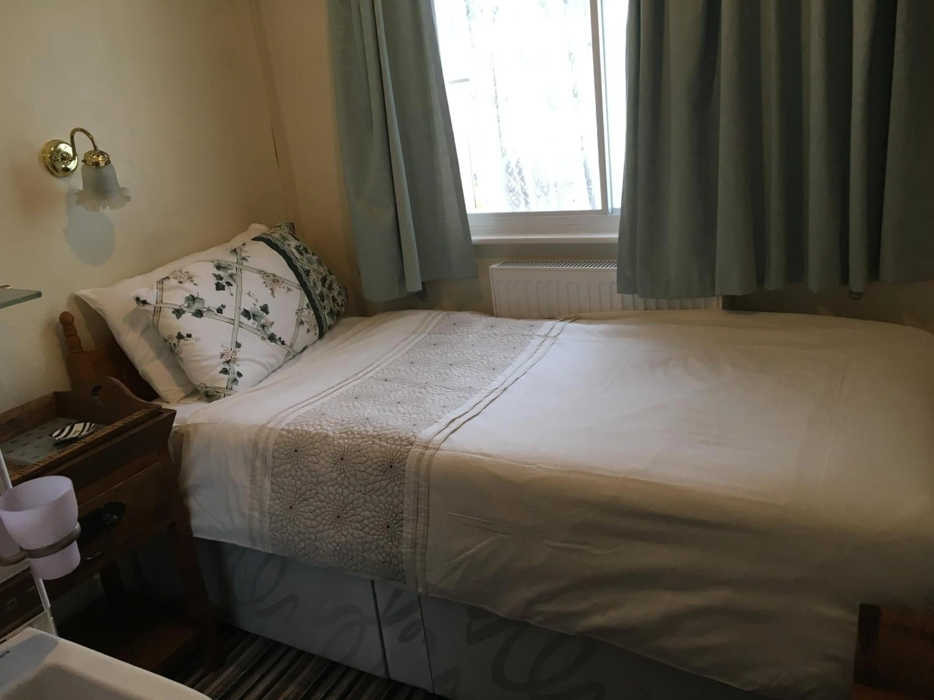 Breakfast, Bed in Four Seasons Guest House