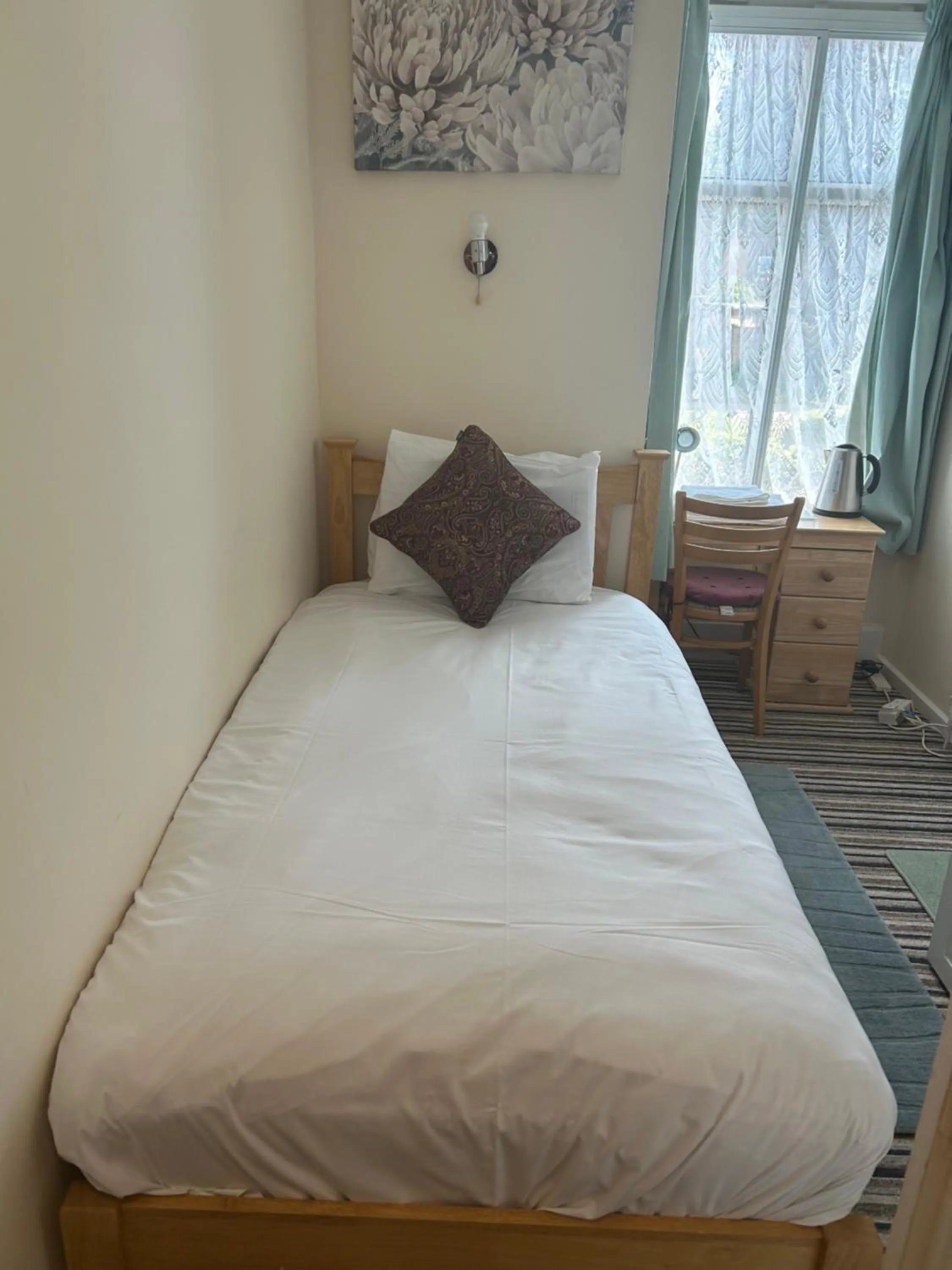 Bed in Four Seasons Guest House