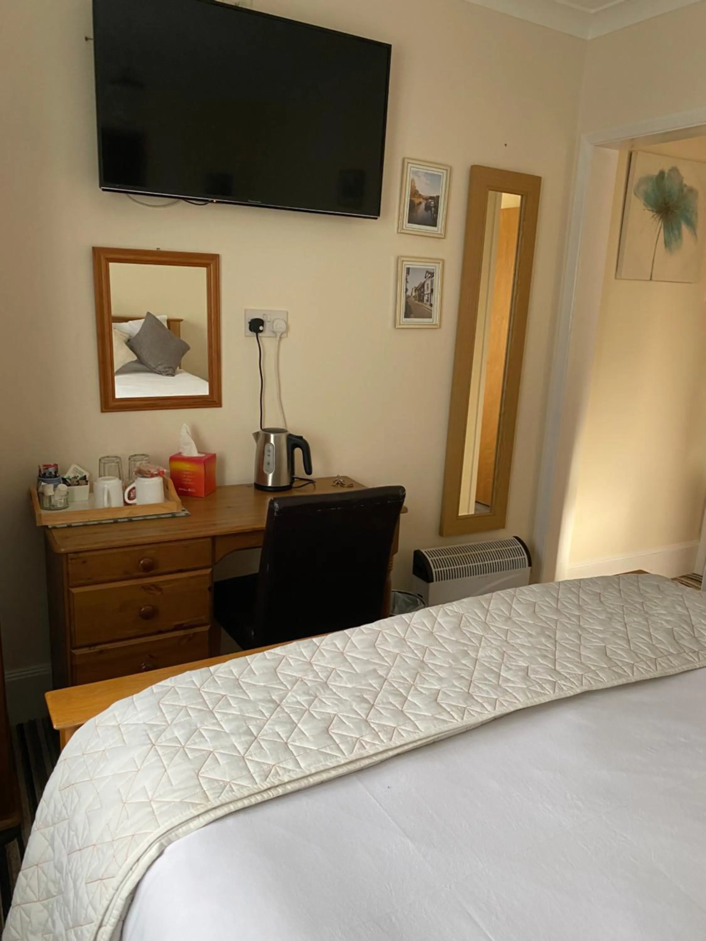 Bed in Four Seasons Guest House