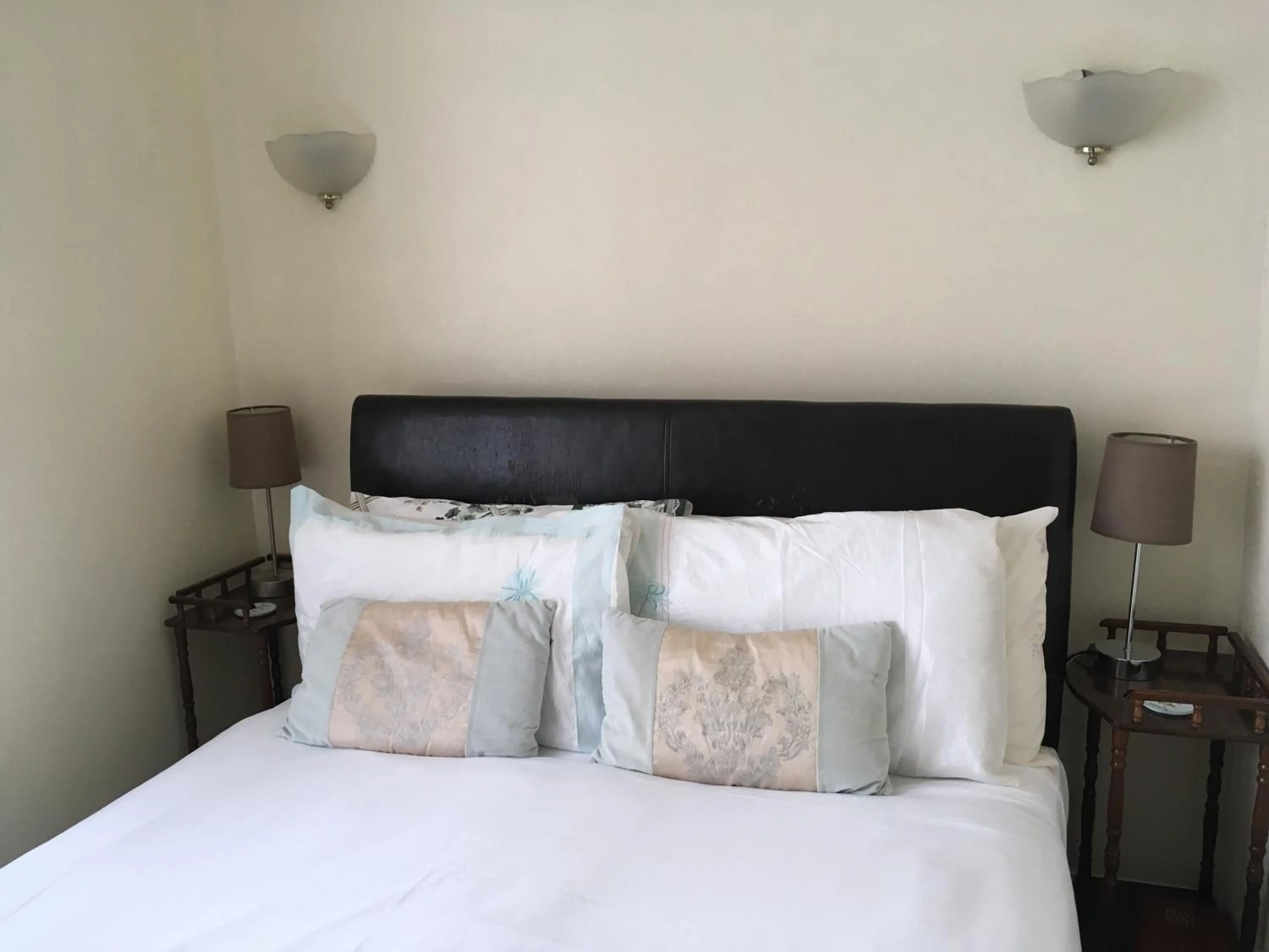 Breakfast, Bed in Four Seasons Guest House