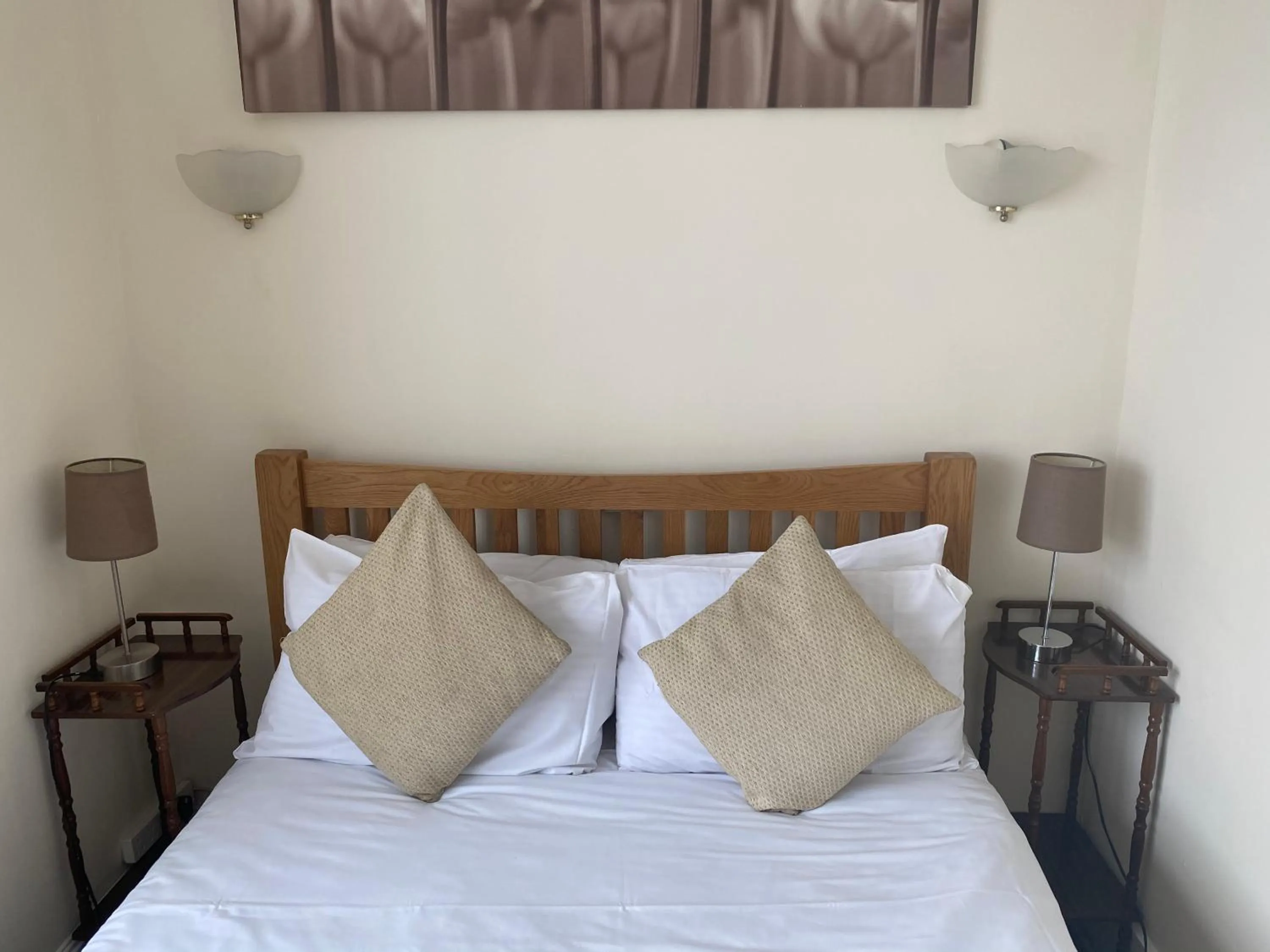 Bed in Four Seasons Guest House