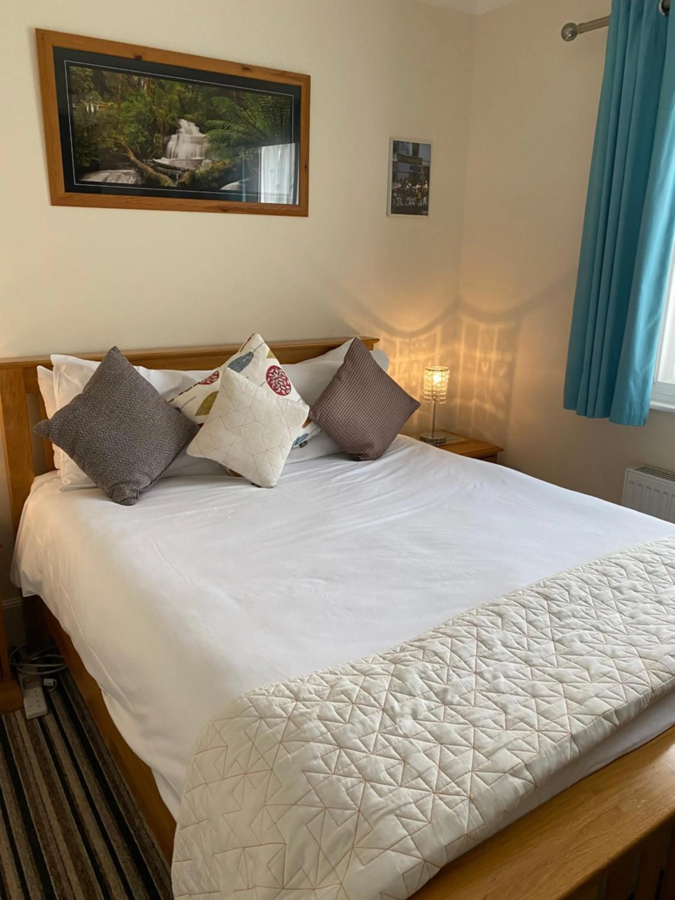 Bed in Four Seasons Guest House