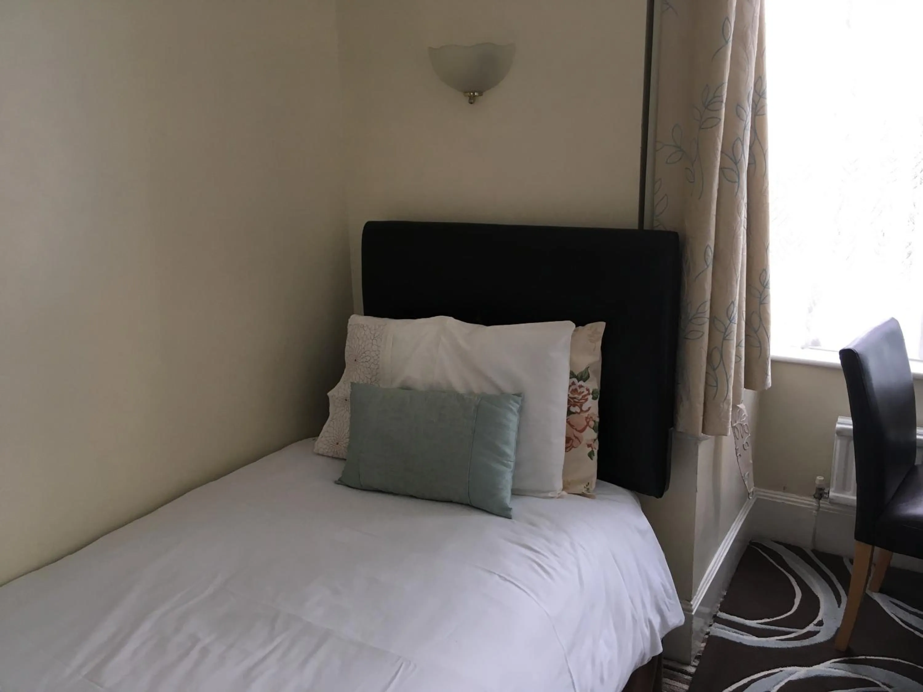 Breakfast, Bed in Four Seasons Guest House