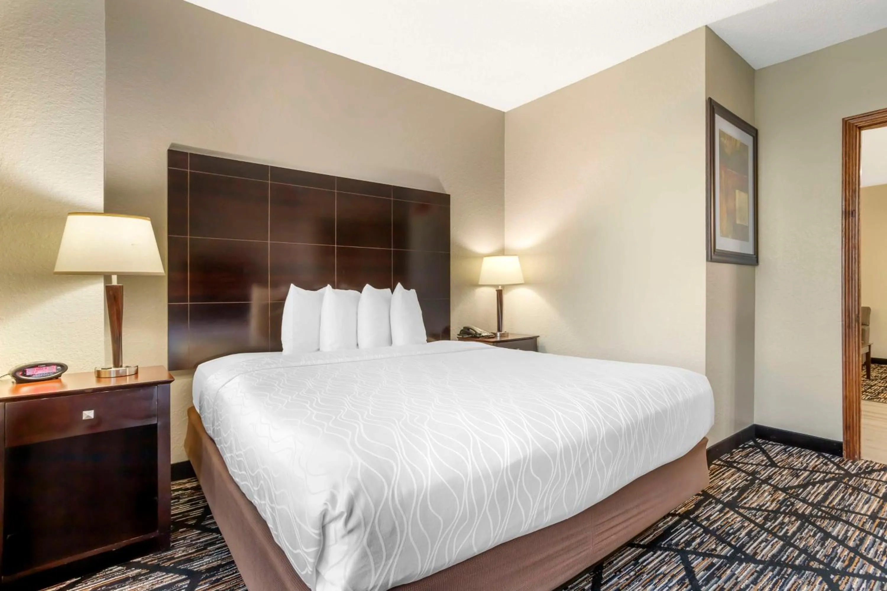 Photo of the whole room, Bed in Best Western Plus Hobby Airport Inn & Suites