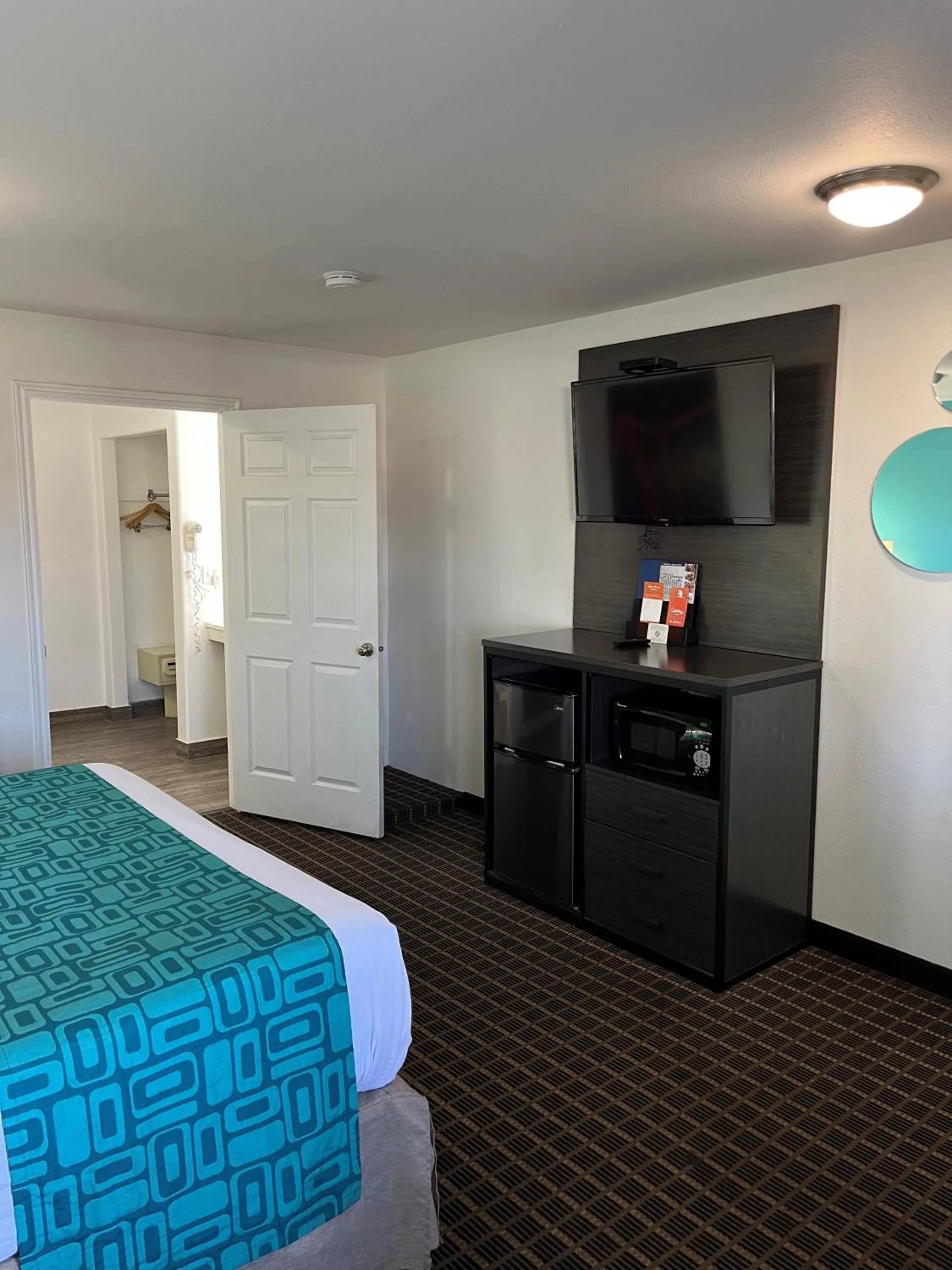 Bed in Howard Johnson by Wyndham St. George Hotel & Suites