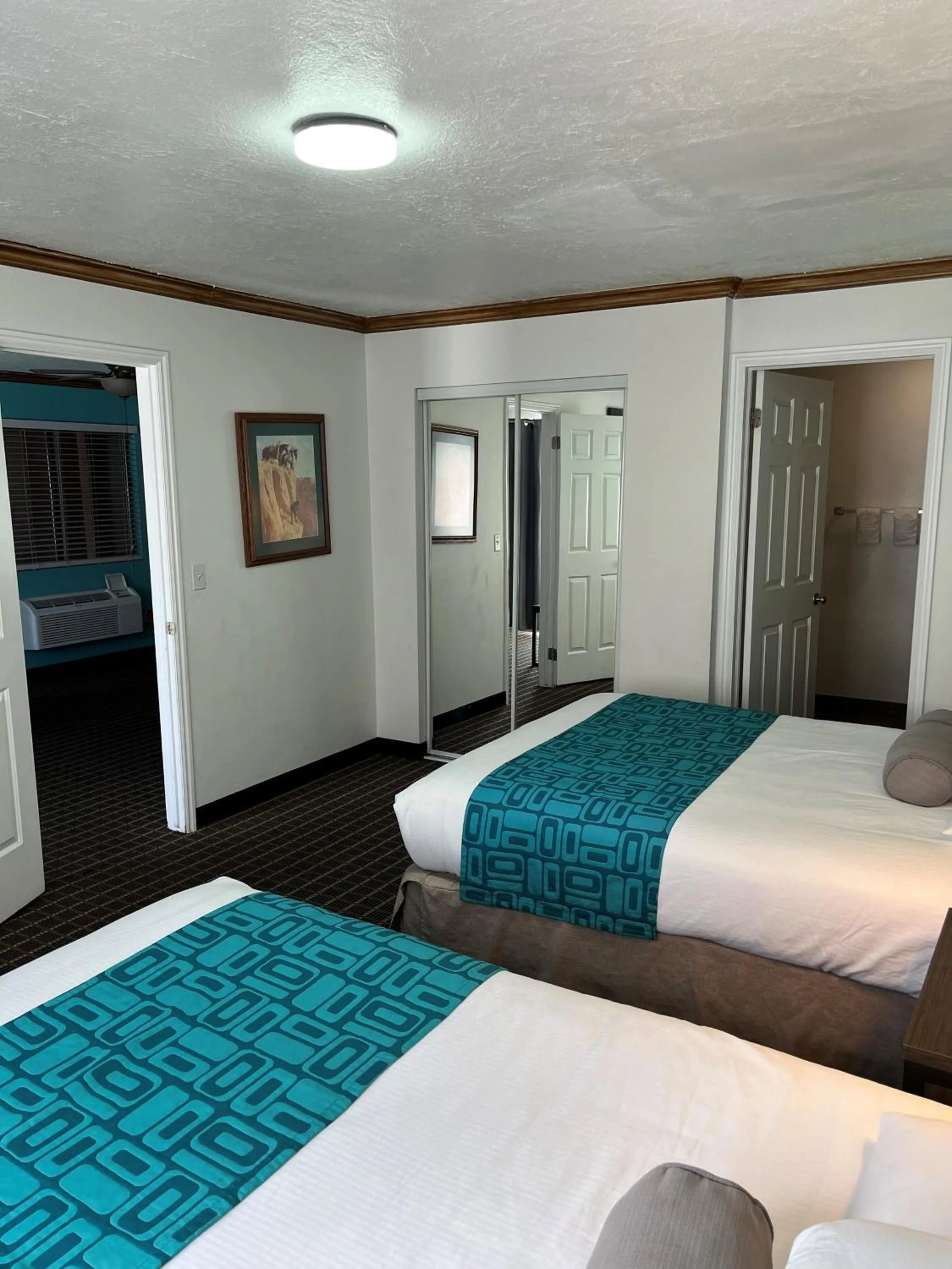 Bed in Howard Johnson by Wyndham St. George Hotel & Suites