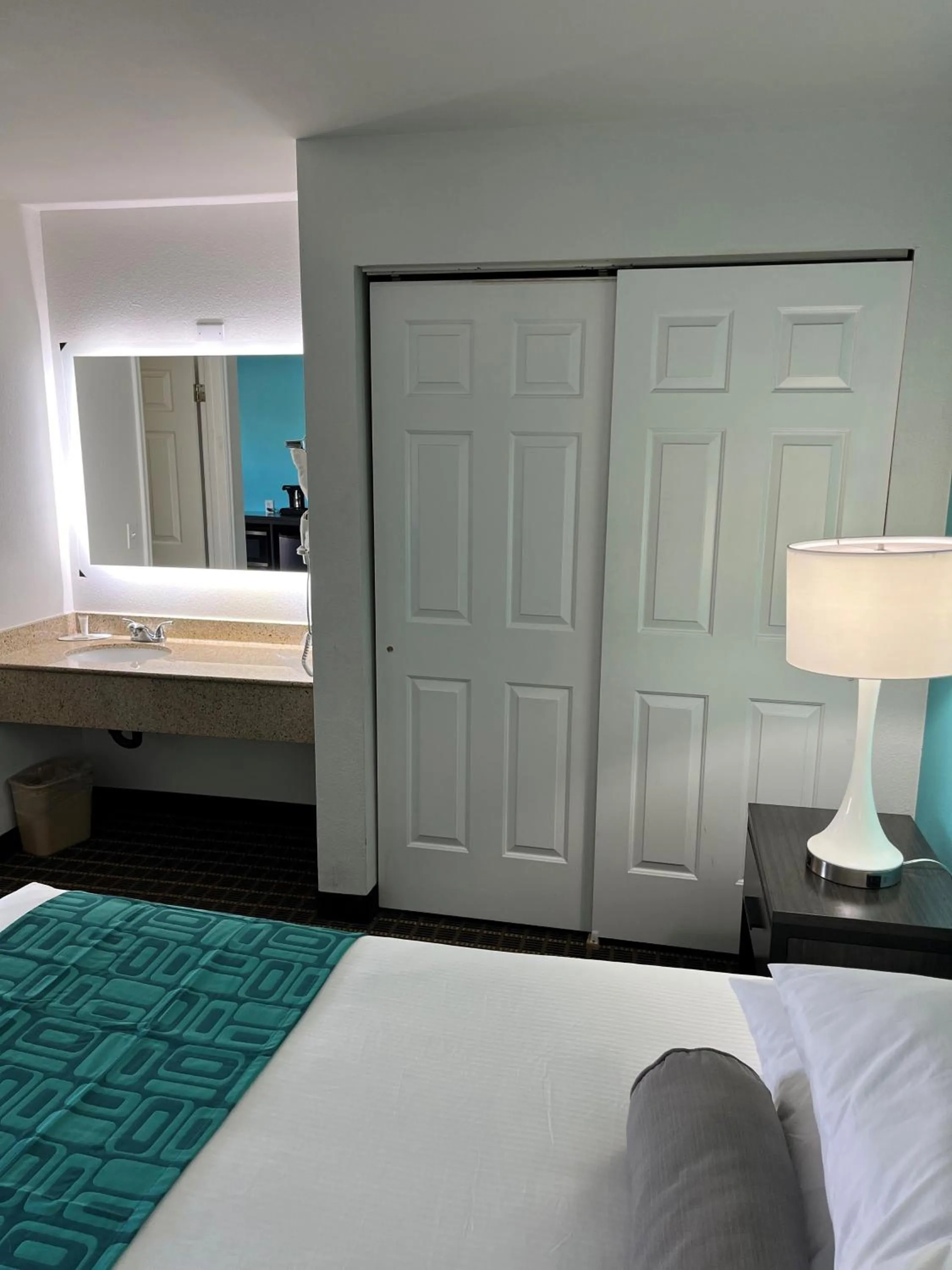 Bed in Howard Johnson by Wyndham St. George Hotel & Suites