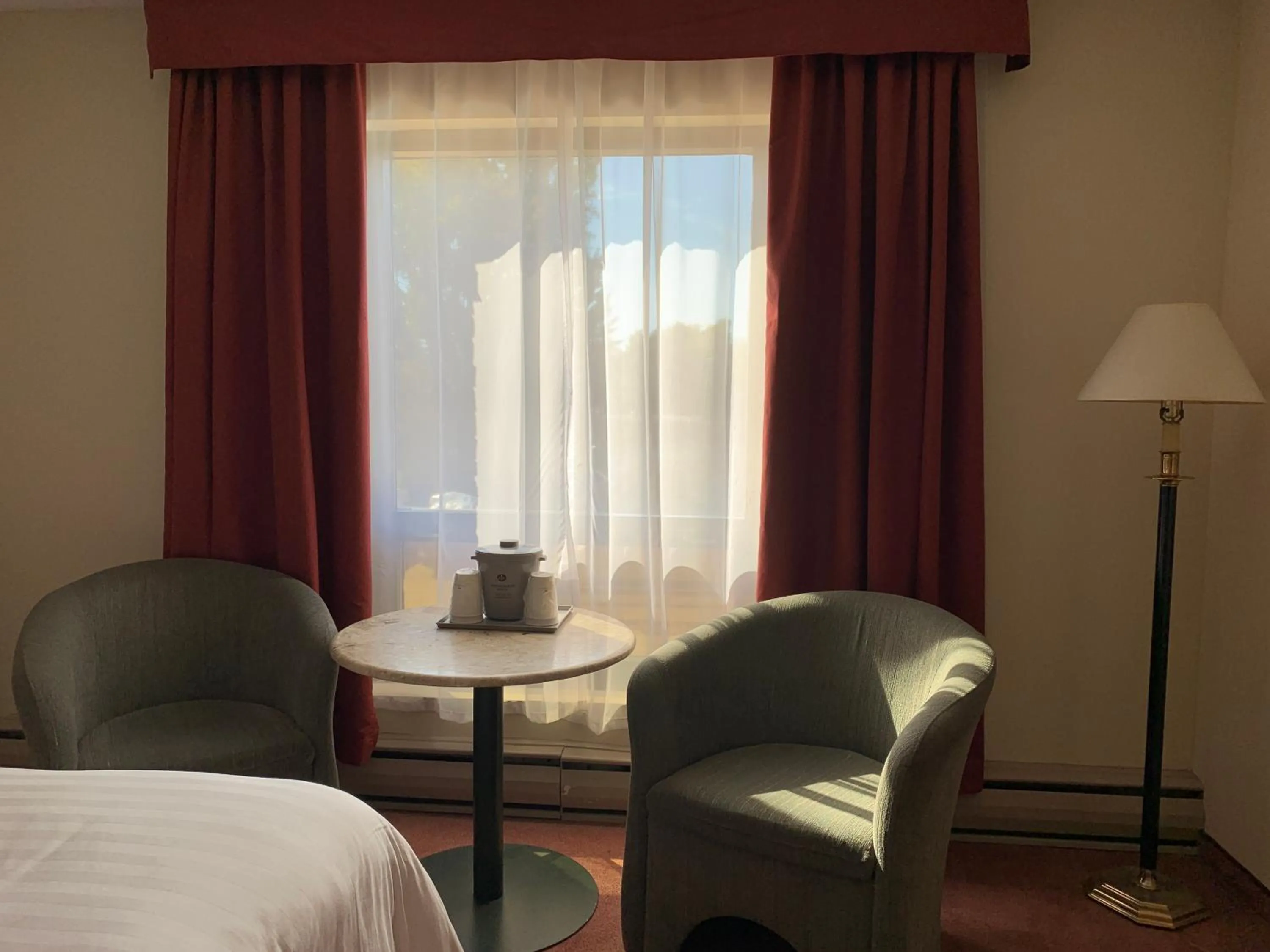 Seating area, Bed in Hôtels Gouverneur Trois-Rivières