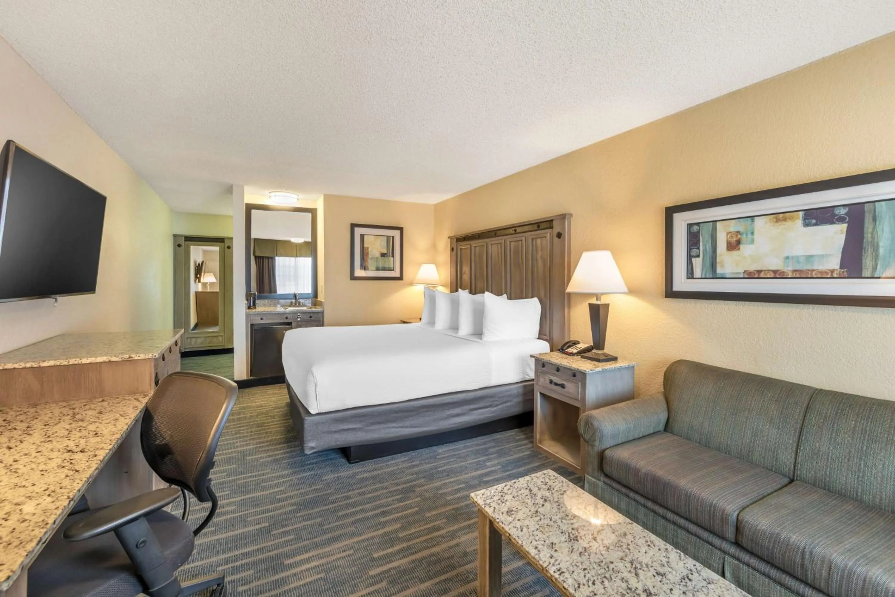 Bedroom, Bed in Best Western Americana Inn