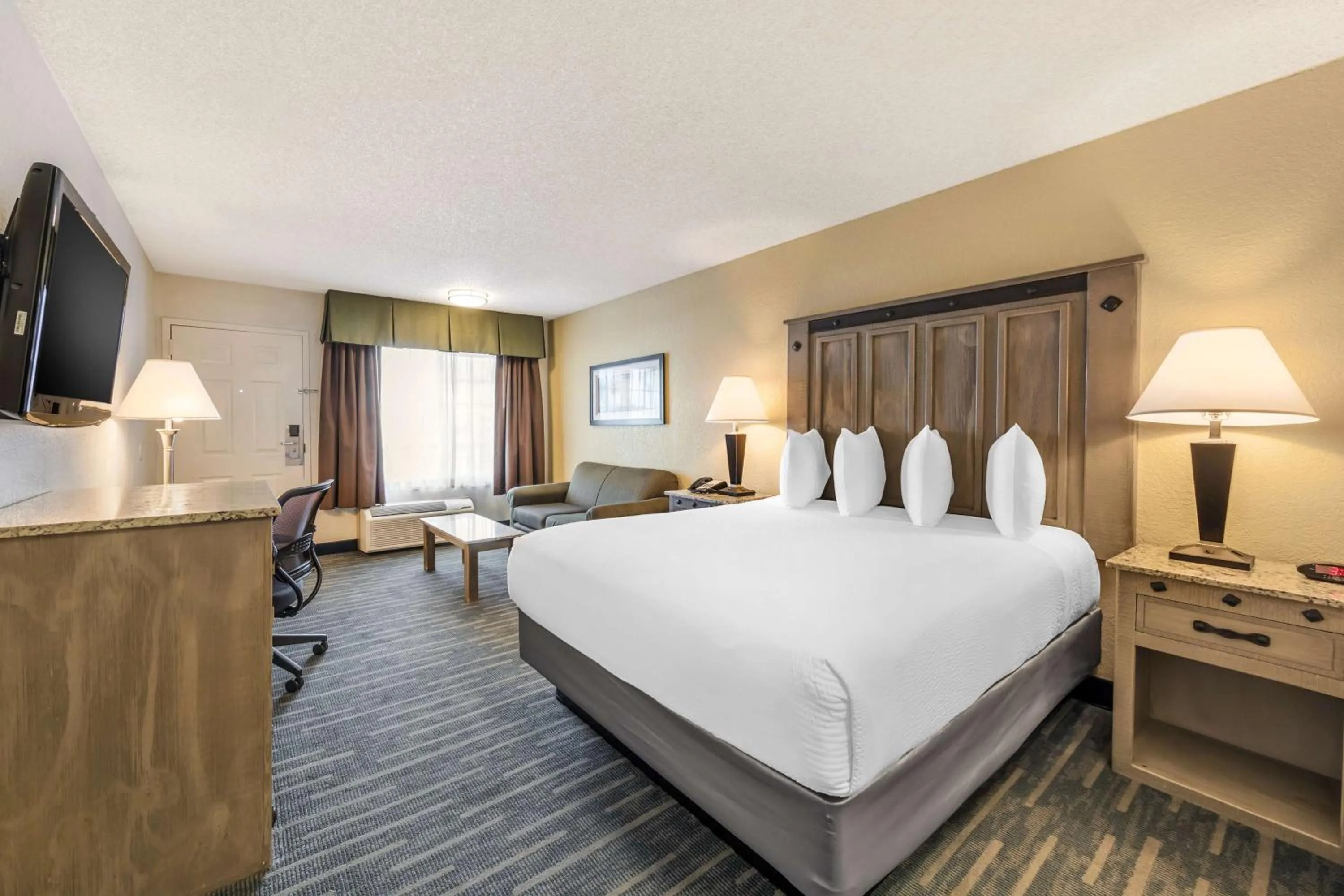 Bedroom, Bed in Best Western Americana Inn