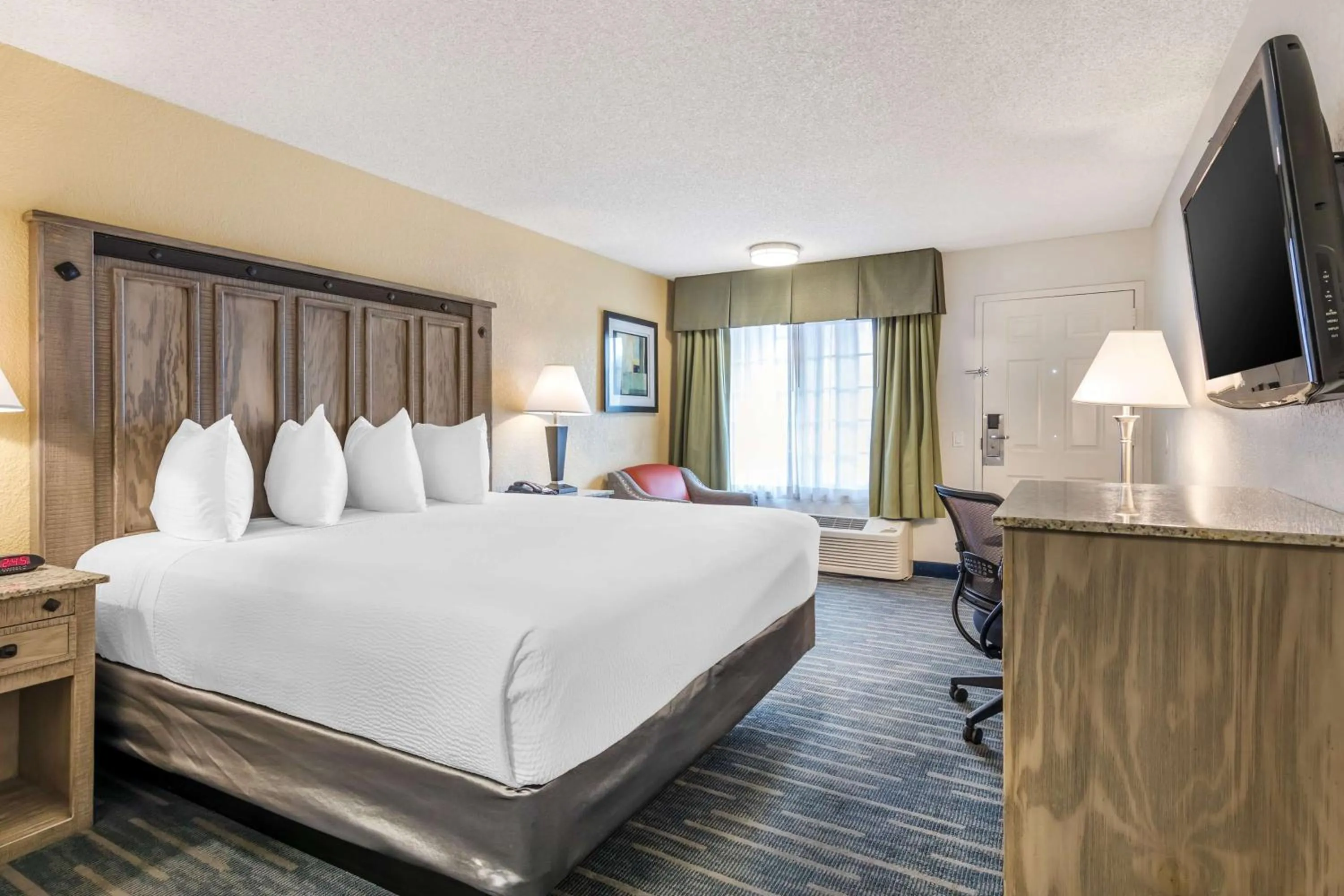 Bedroom, Bed in Best Western Americana Inn