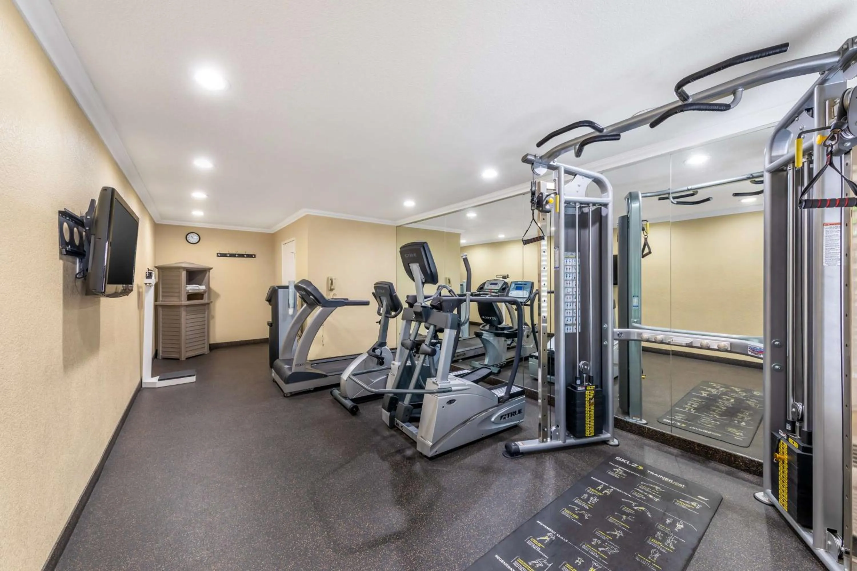 Fitness centre/facilities in Best Western Americana Inn