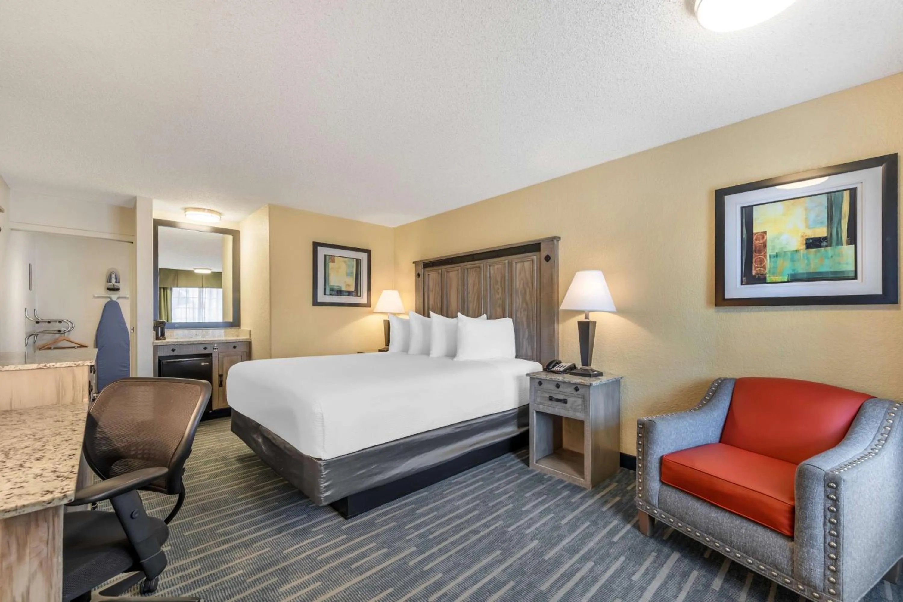 Bedroom, Bed in Best Western Americana Inn