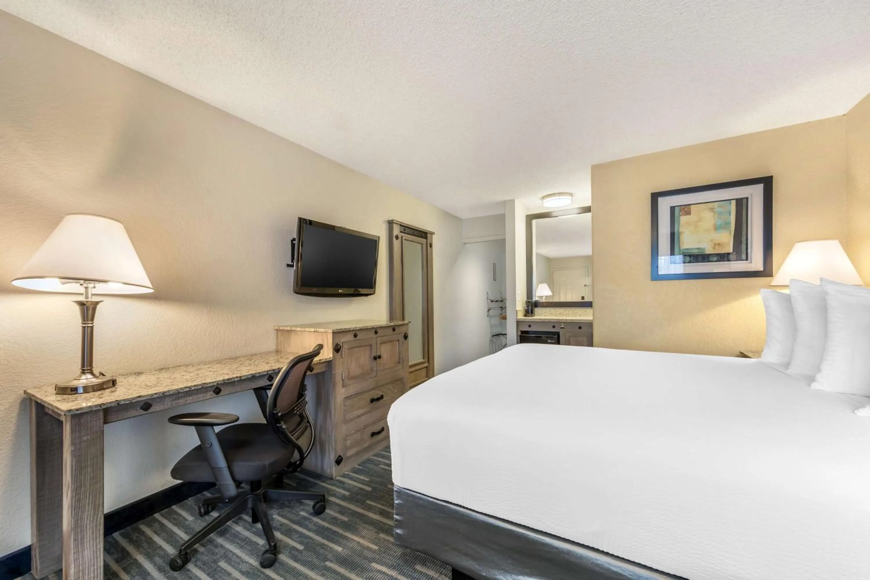 Bedroom, Bed in Best Western Americana Inn