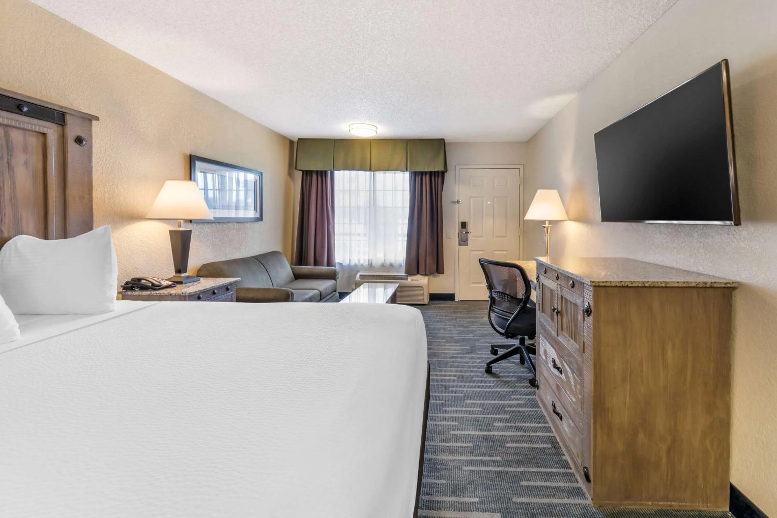 Bedroom, Bed in Best Western Americana Inn