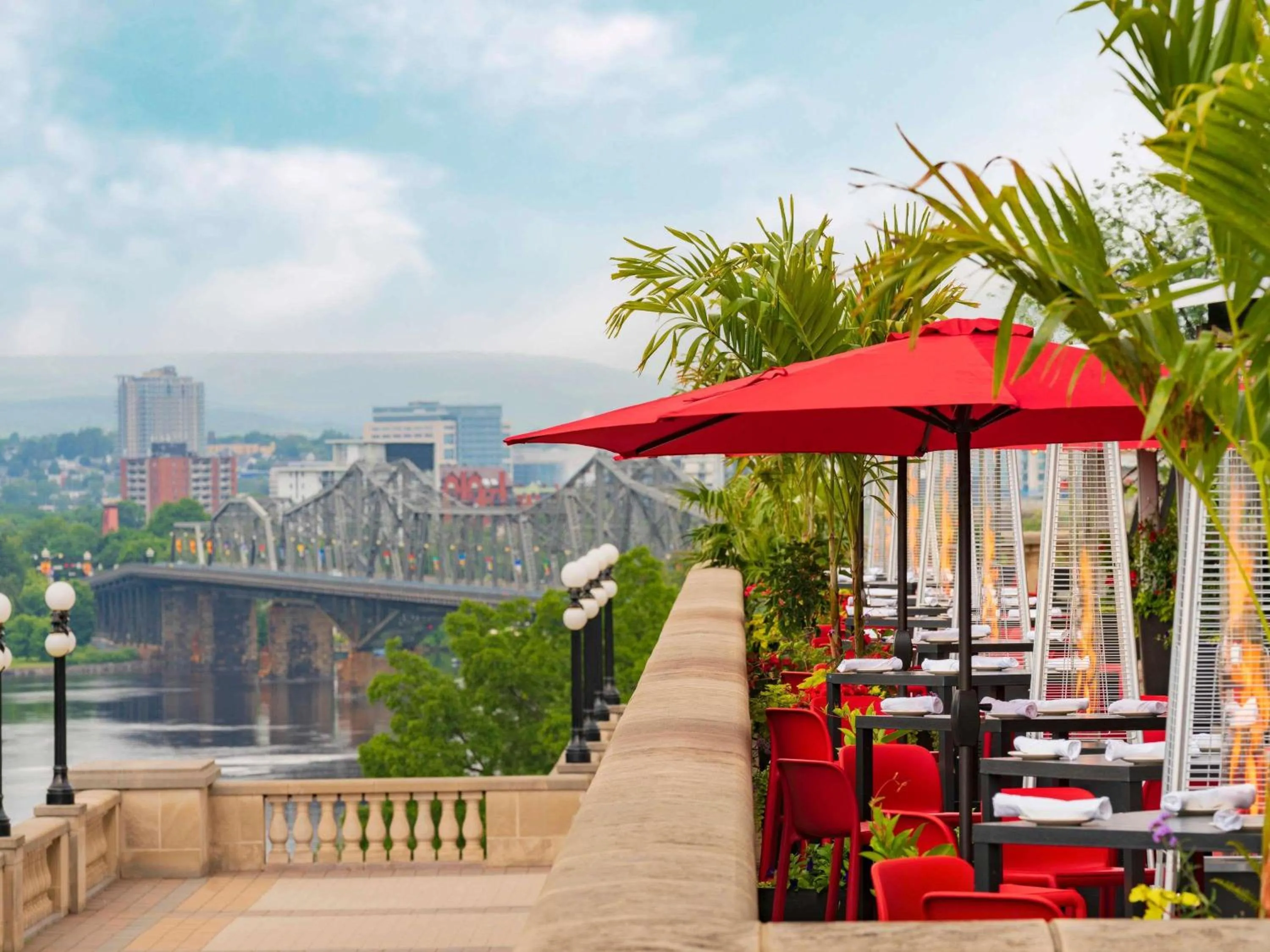 Lounge or bar in Fairmont Chateau Laurier