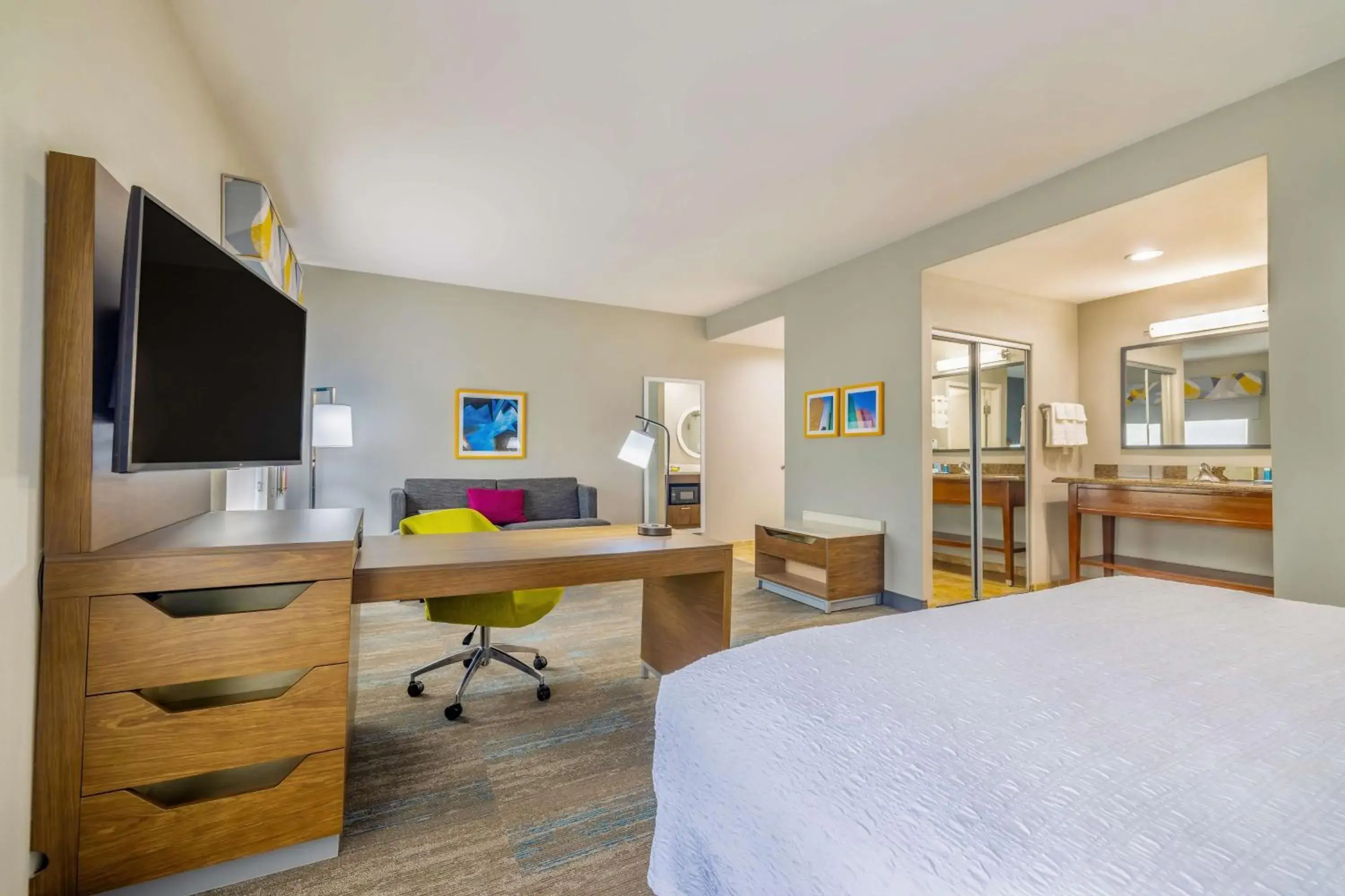 Bedroom, Bed in Hampton Inn & Suites Brenham Bedroom, Bed in Hampton Inn & Suites Brenham