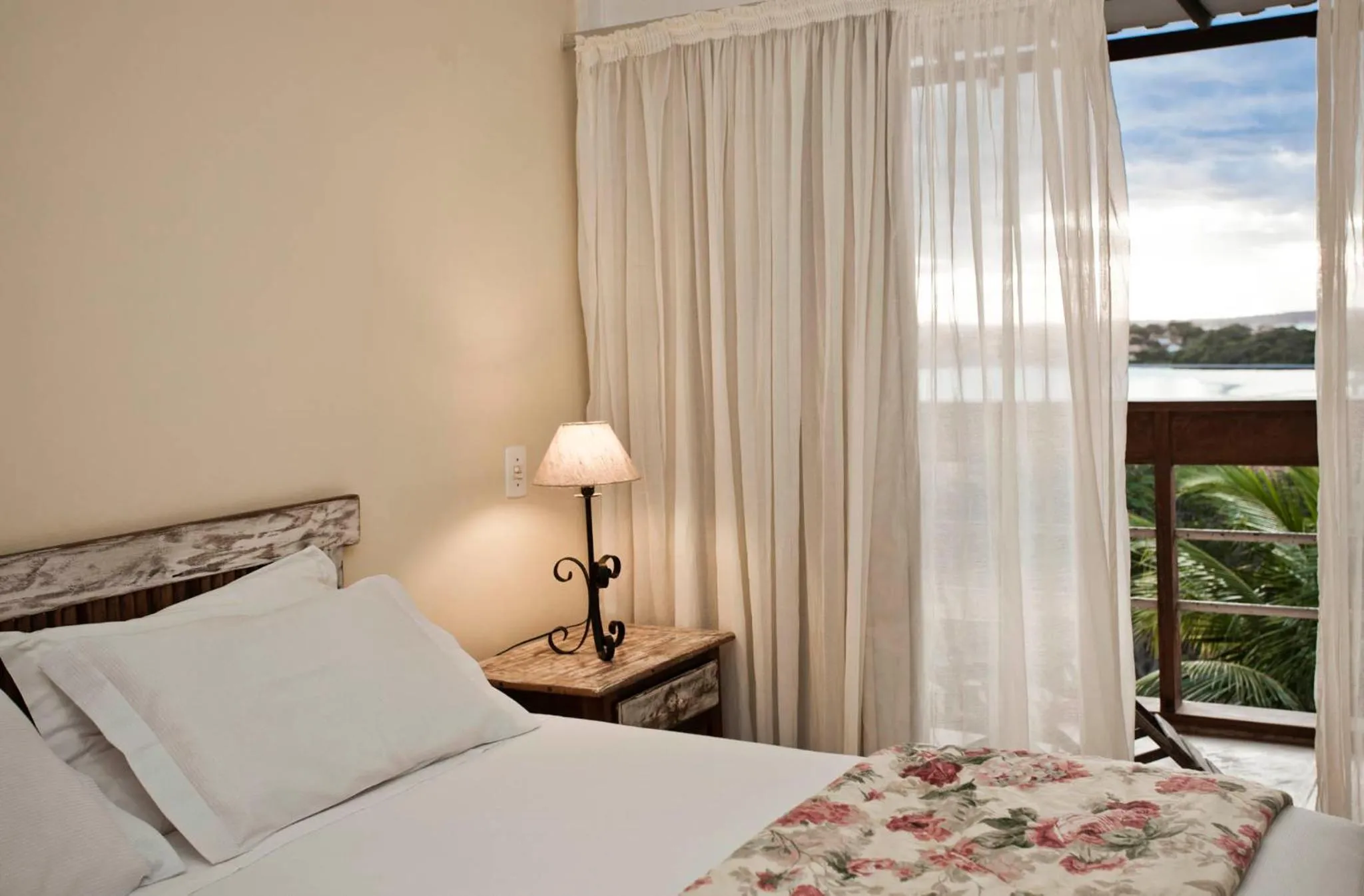 Shower, Bed in Bon Bini Pousada