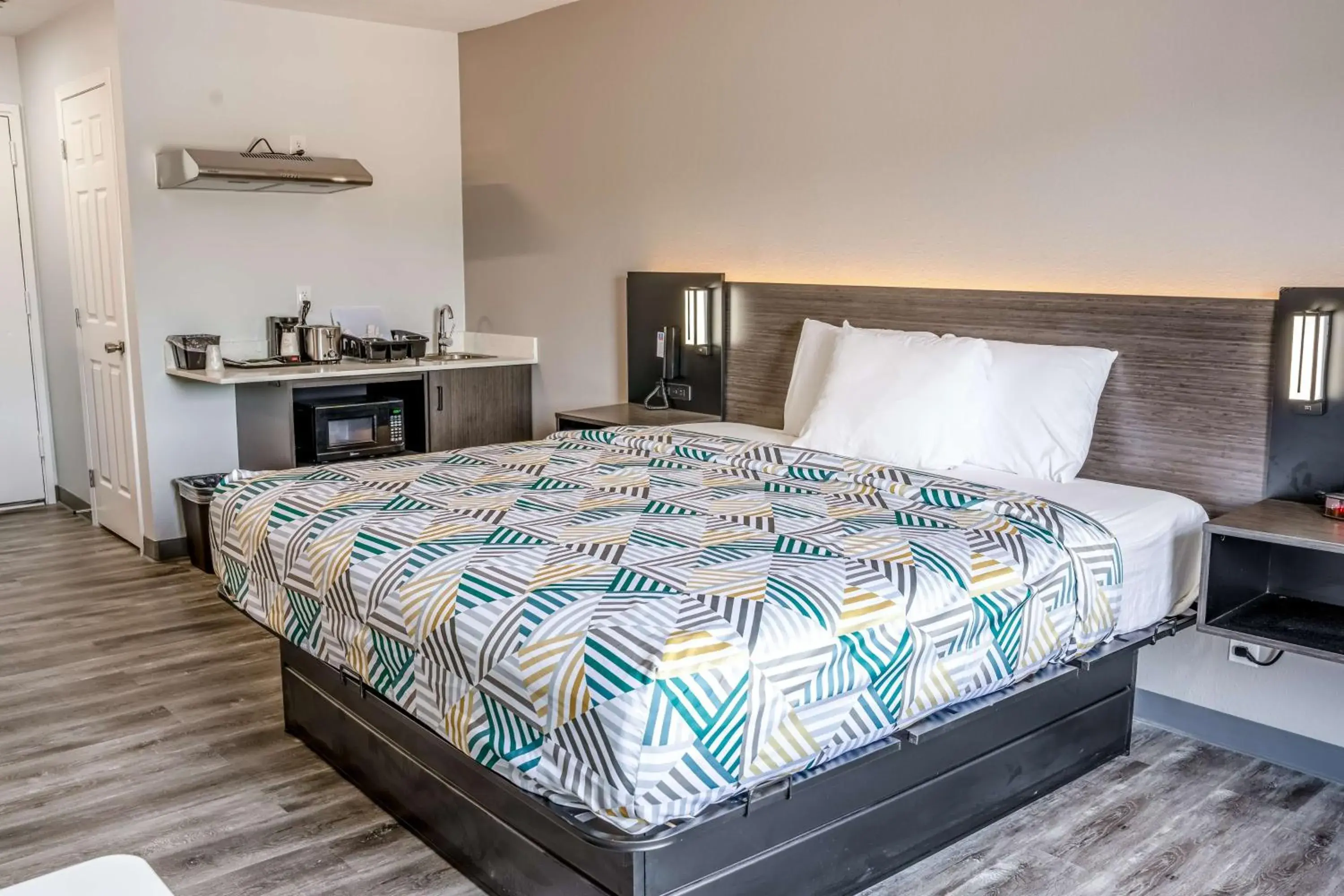 Photo of the whole room, Bed in Studio 6 Claremore OK Photo of the whole room, Bed in Studio 6 Claremore OK