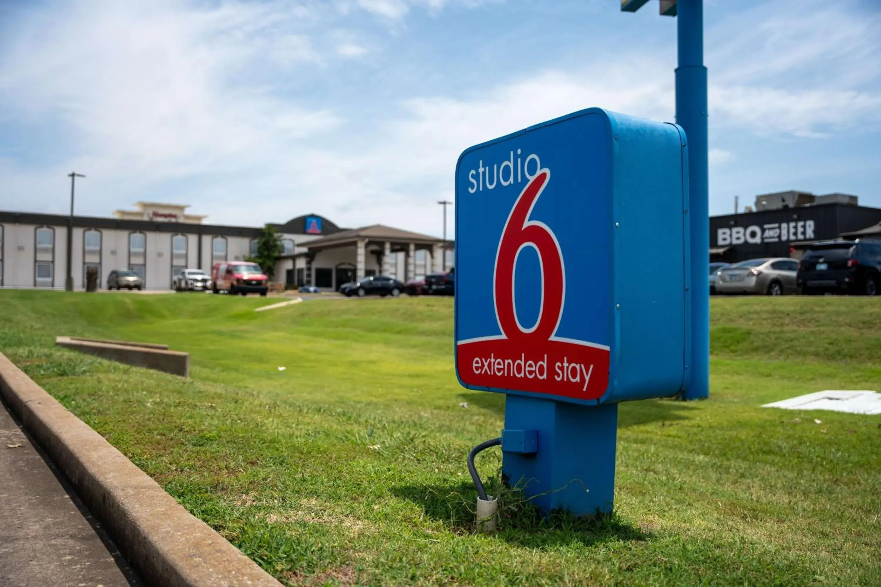 Property building in Studio 6 Claremore OK Property building in Studio 6 Claremore OK