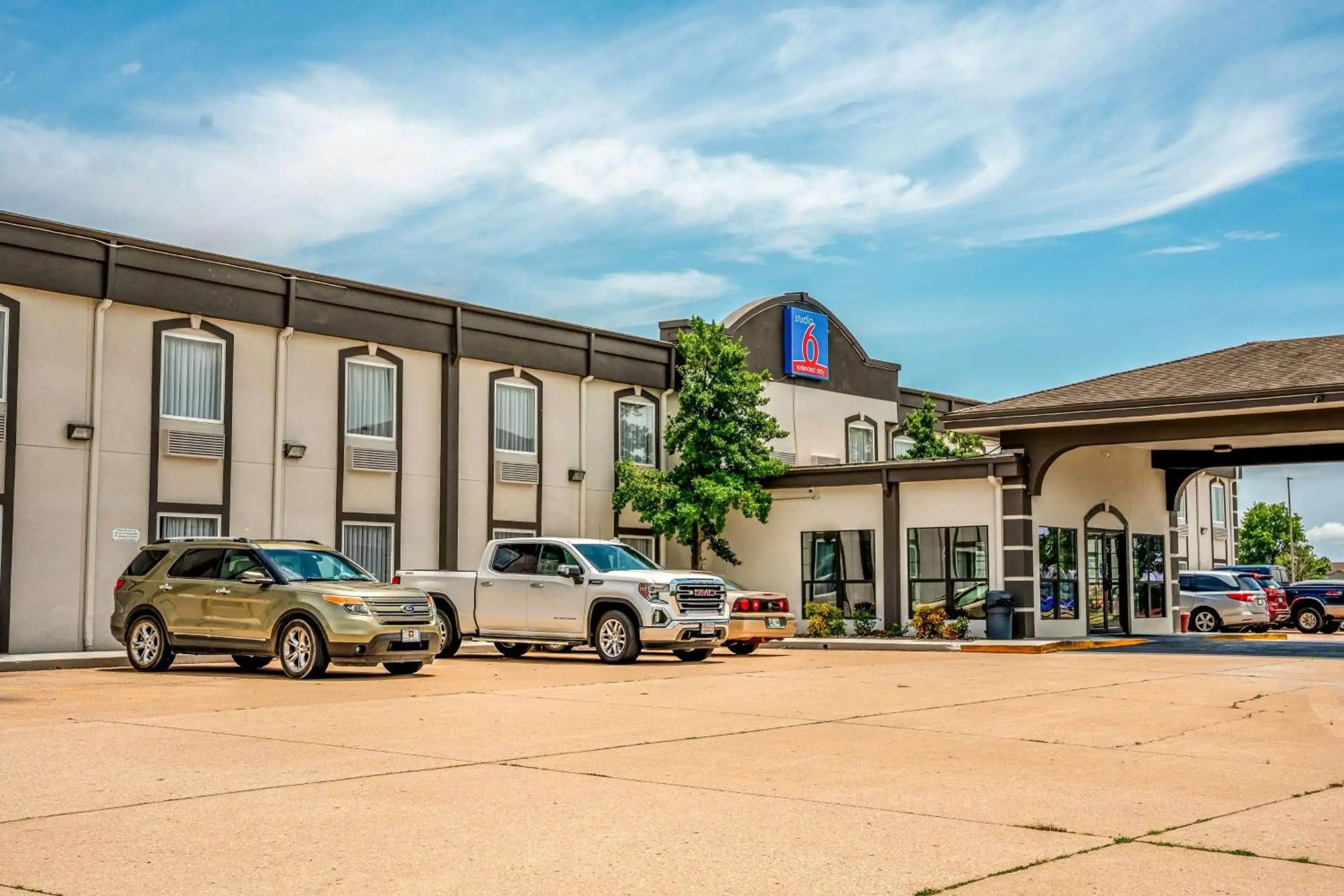 Property building in Studio 6 Claremore OK Property building in Studio 6 Claremore OK