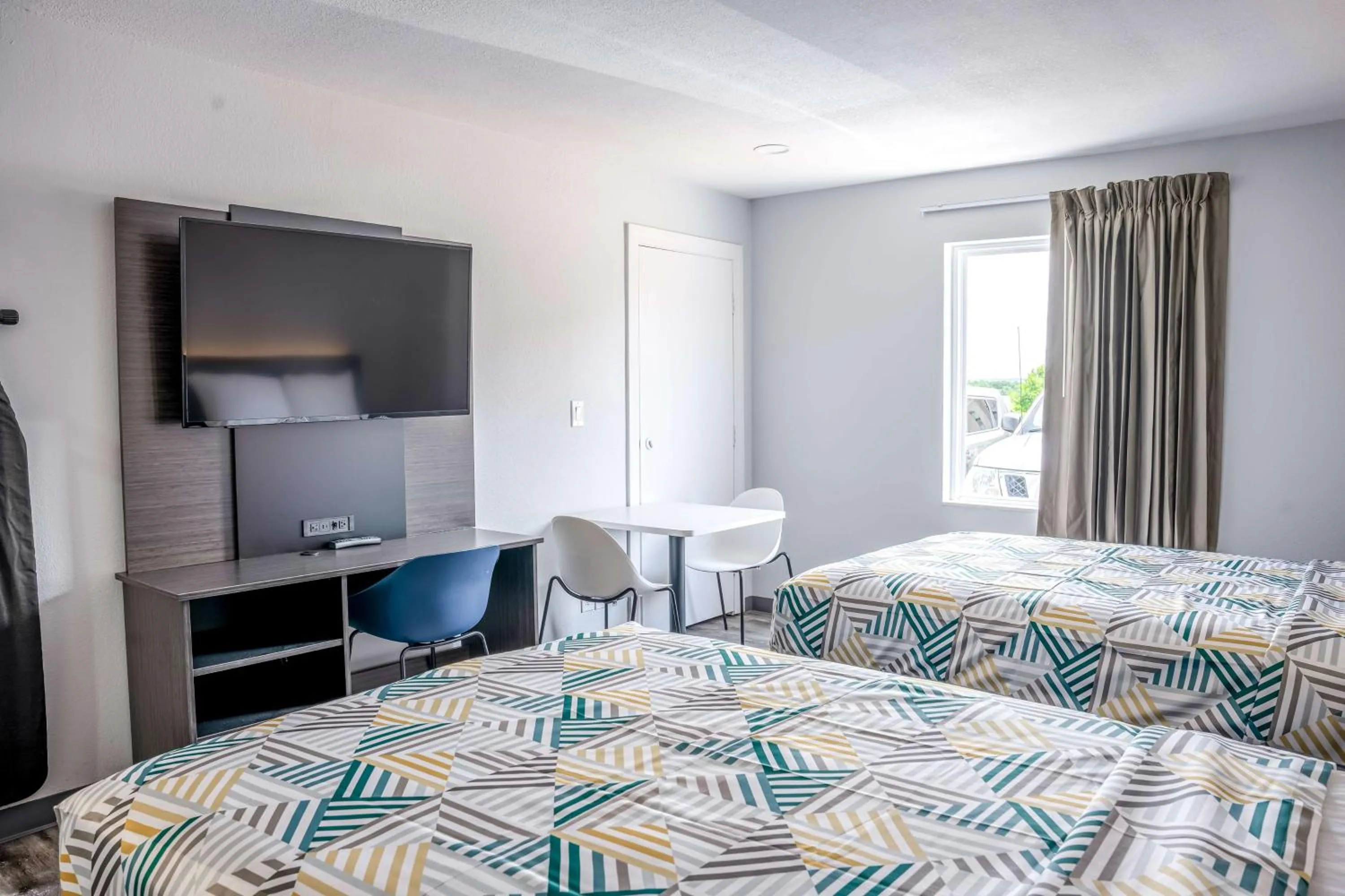 Photo of the whole room, Bed in Motel 6-Claremore, OK