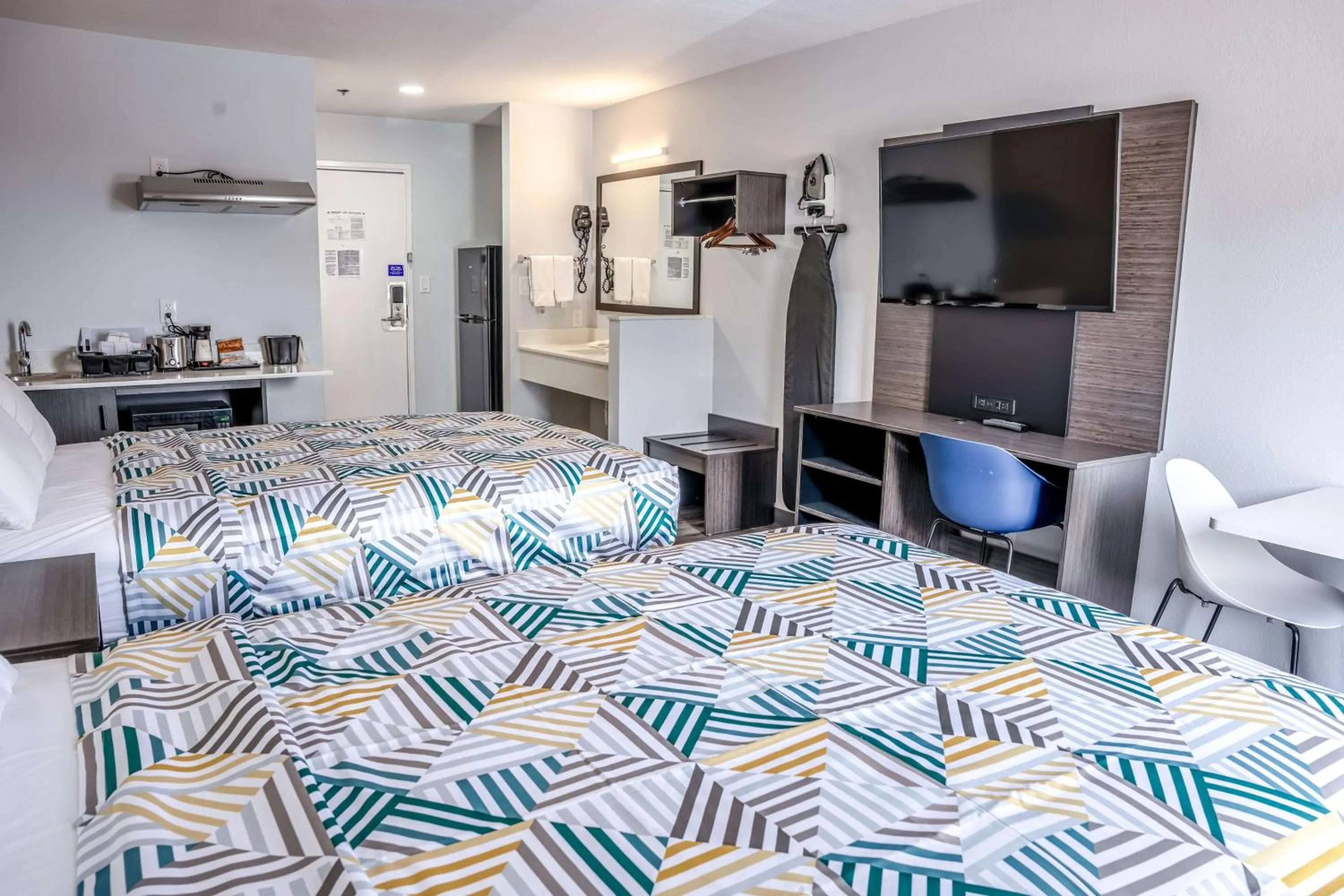 Photo of the whole room, Bed in Motel 6-Claremore, OK