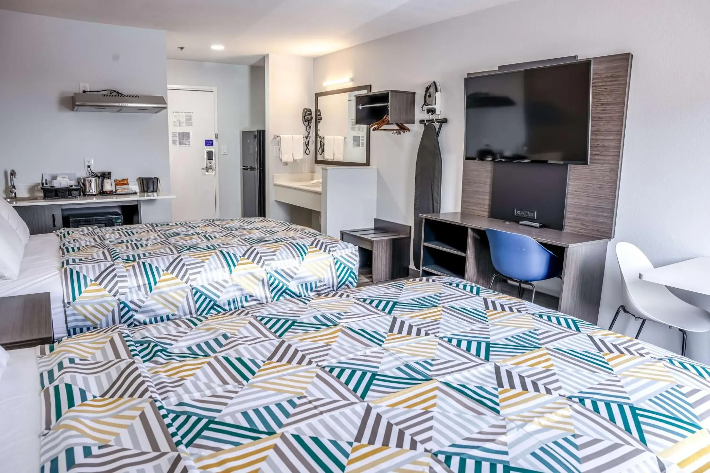 Photo of the whole room, Bed in Studio 6 Claremore OK Photo of the whole room, Bed in Studio 6 Claremore OK