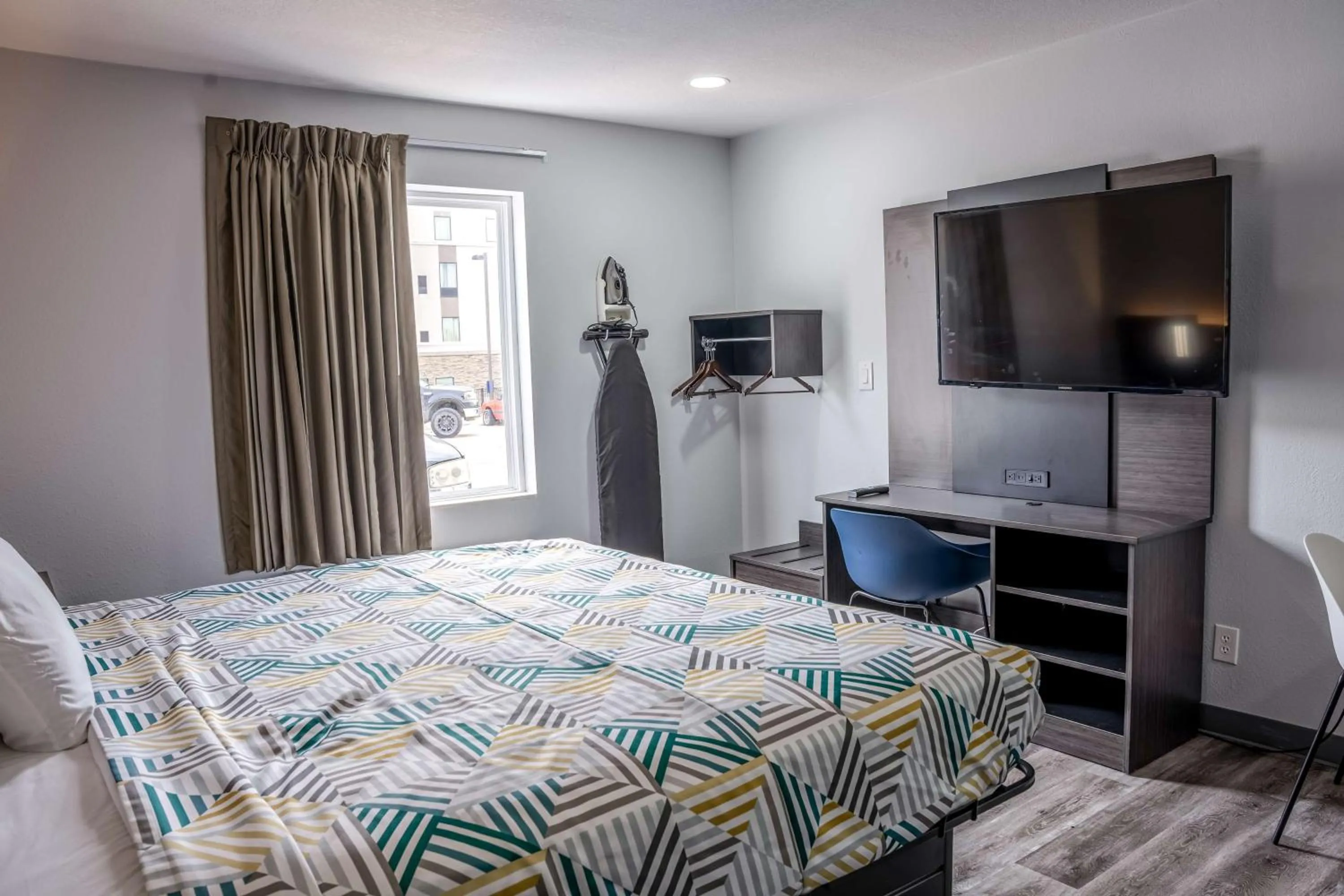 Photo of the whole room, Bed in Motel 6-Claremore, OK