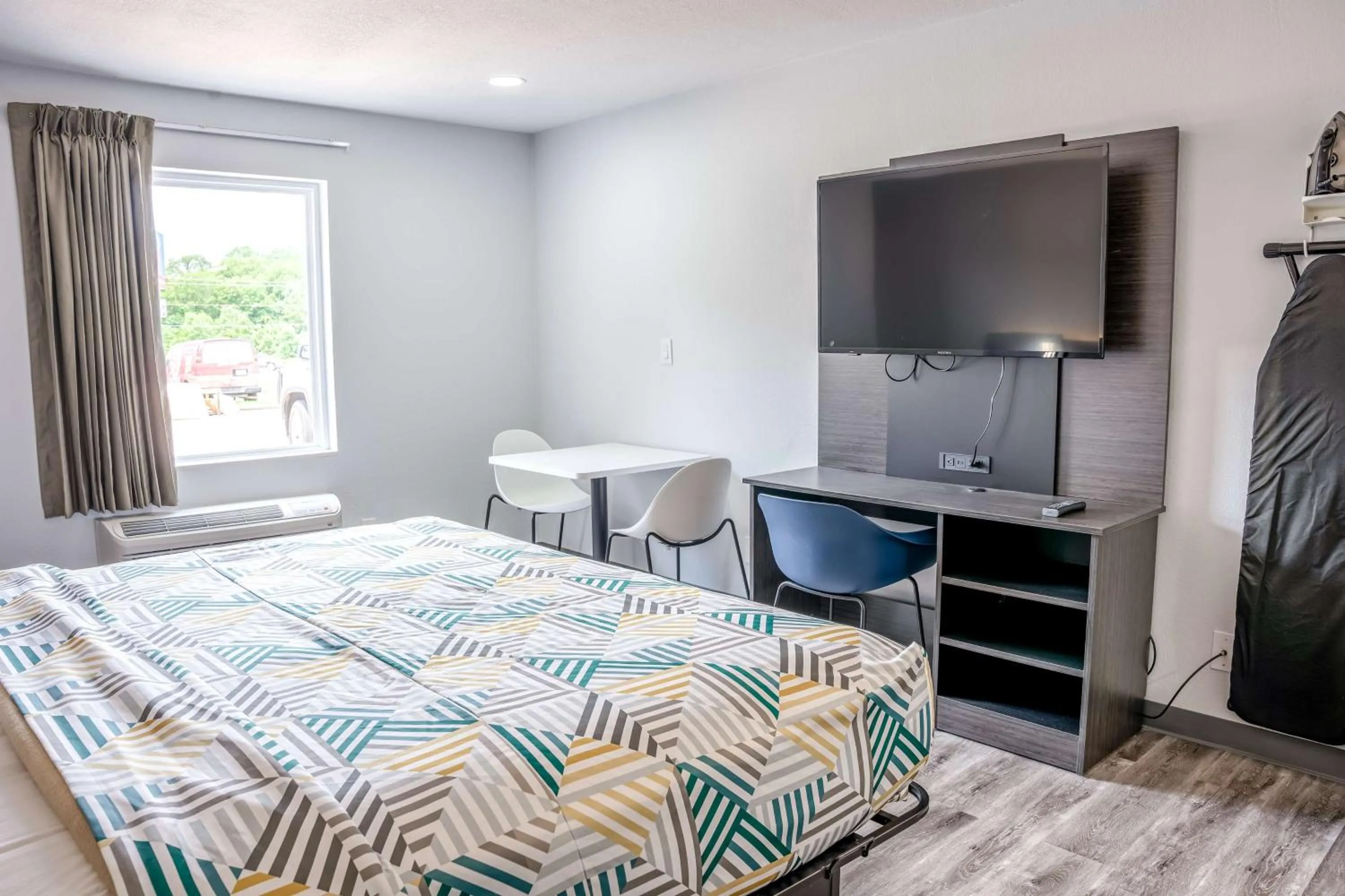 Photo of the whole room, Bed in Motel 6-Claremore, OK