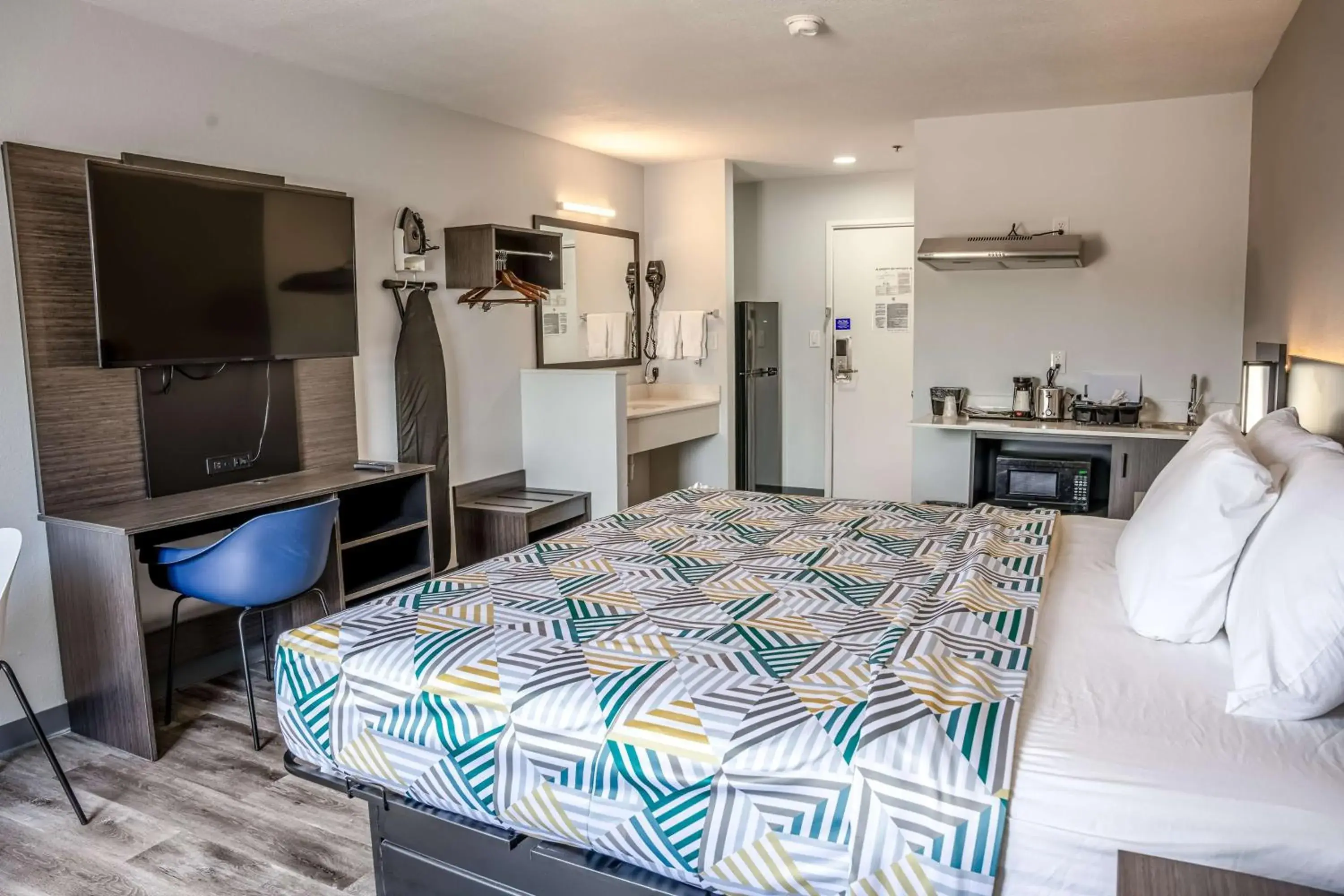 Photo of the whole room, Bed in Studio 6 Claremore OK Photo of the whole room, Bed in Studio 6 Claremore OK