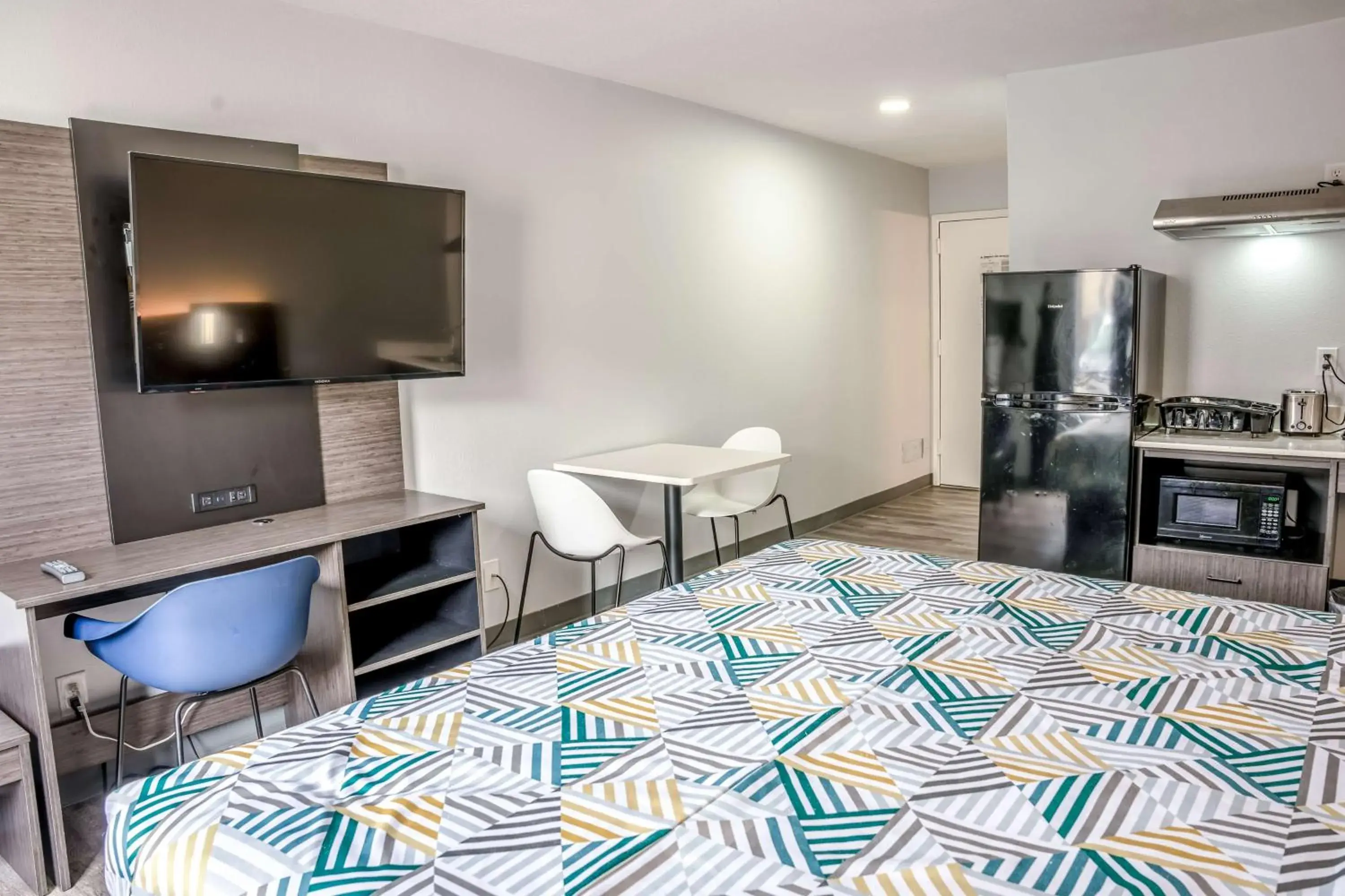 Photo of the whole room, Bed in Studio 6 Claremore OK Photo of the whole room, Bed in Studio 6 Claremore OK