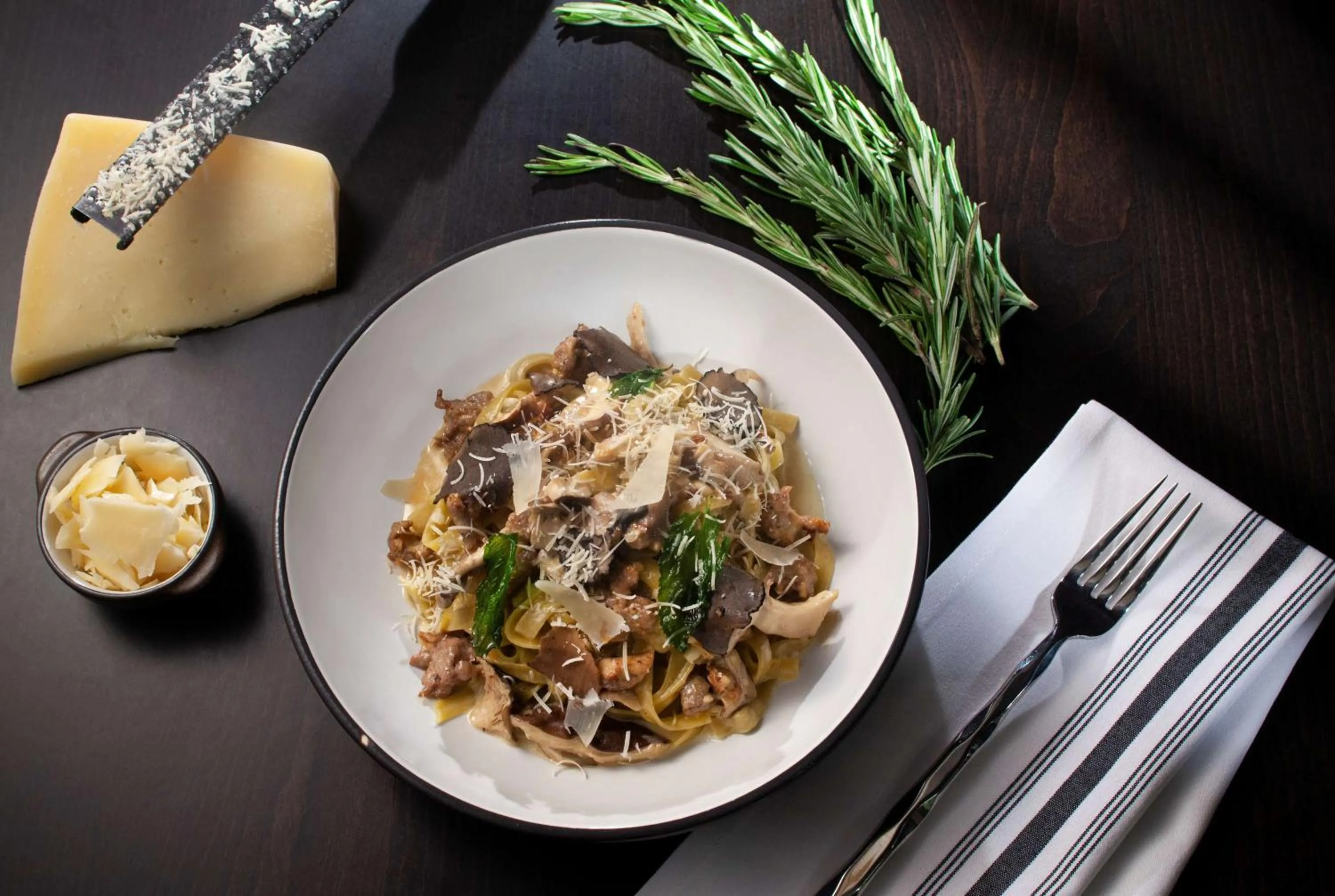 Dining area in DoubleTree by Hilton El Paso Downtown