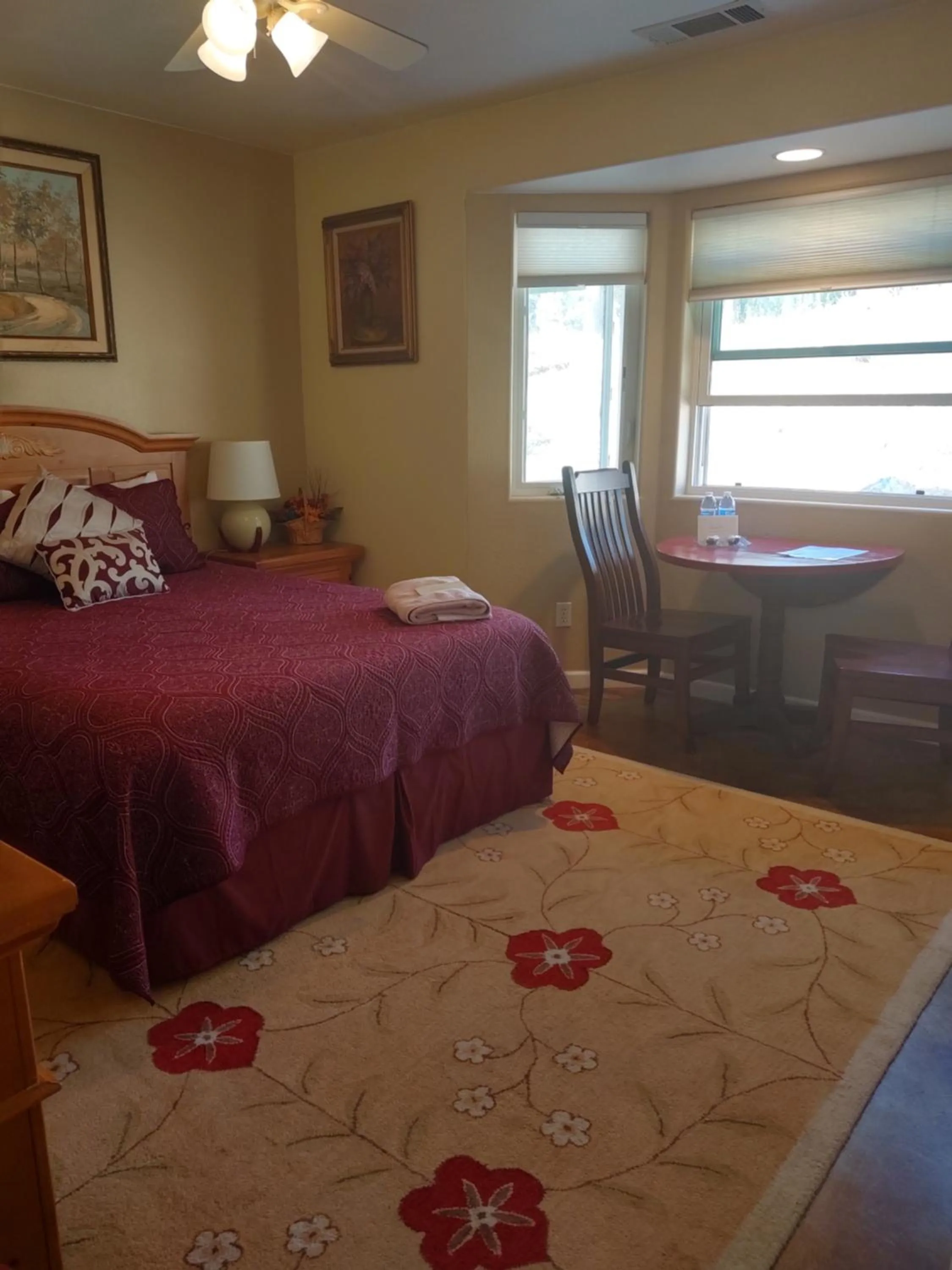 Photo of the whole room, Bed in Engvadonia Yosemite B and B