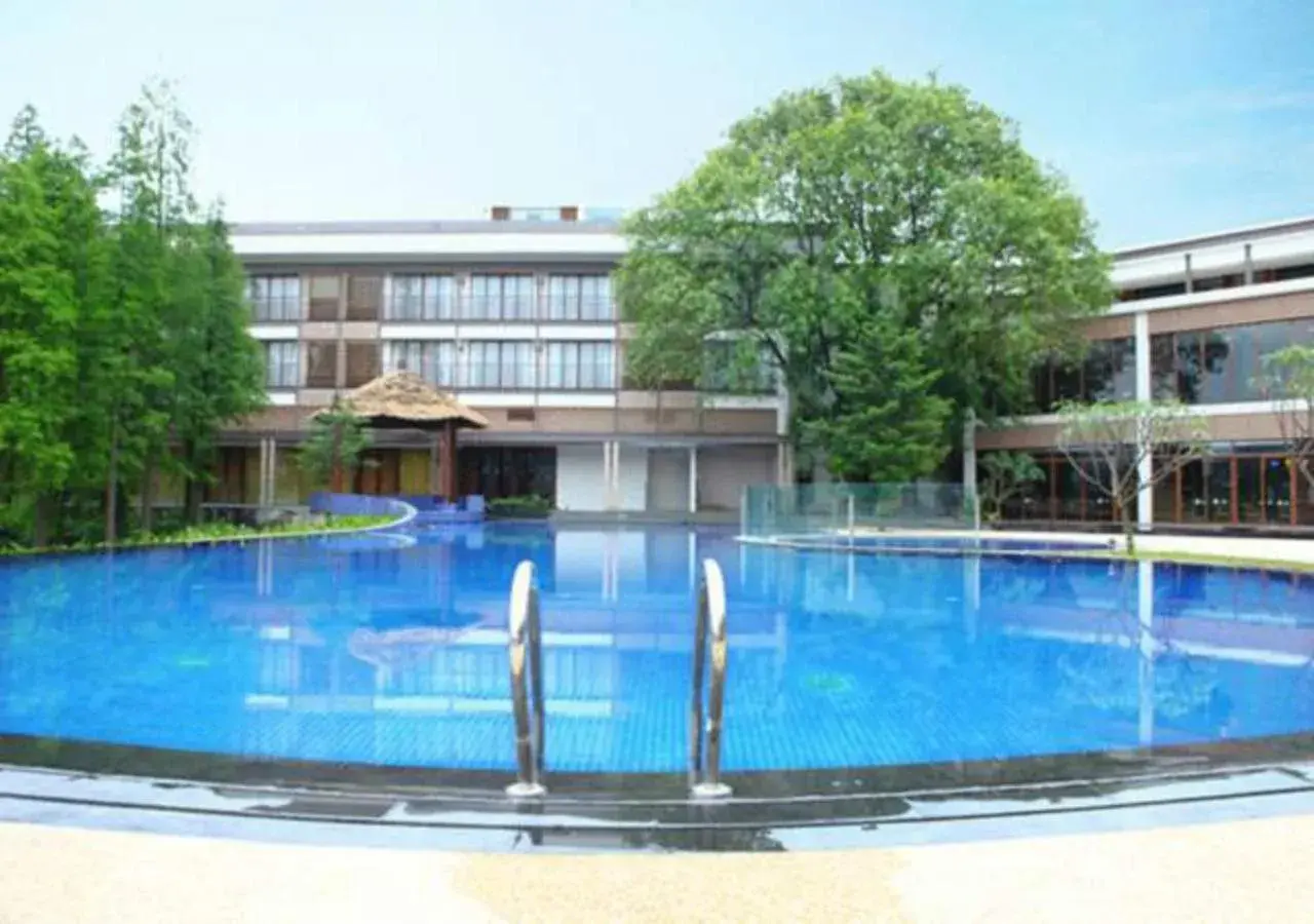 Swimming Pool in Baiyun Lakeside Hotel