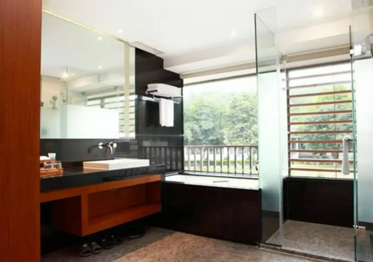 Bathroom in Baiyun Lakeside Hotel