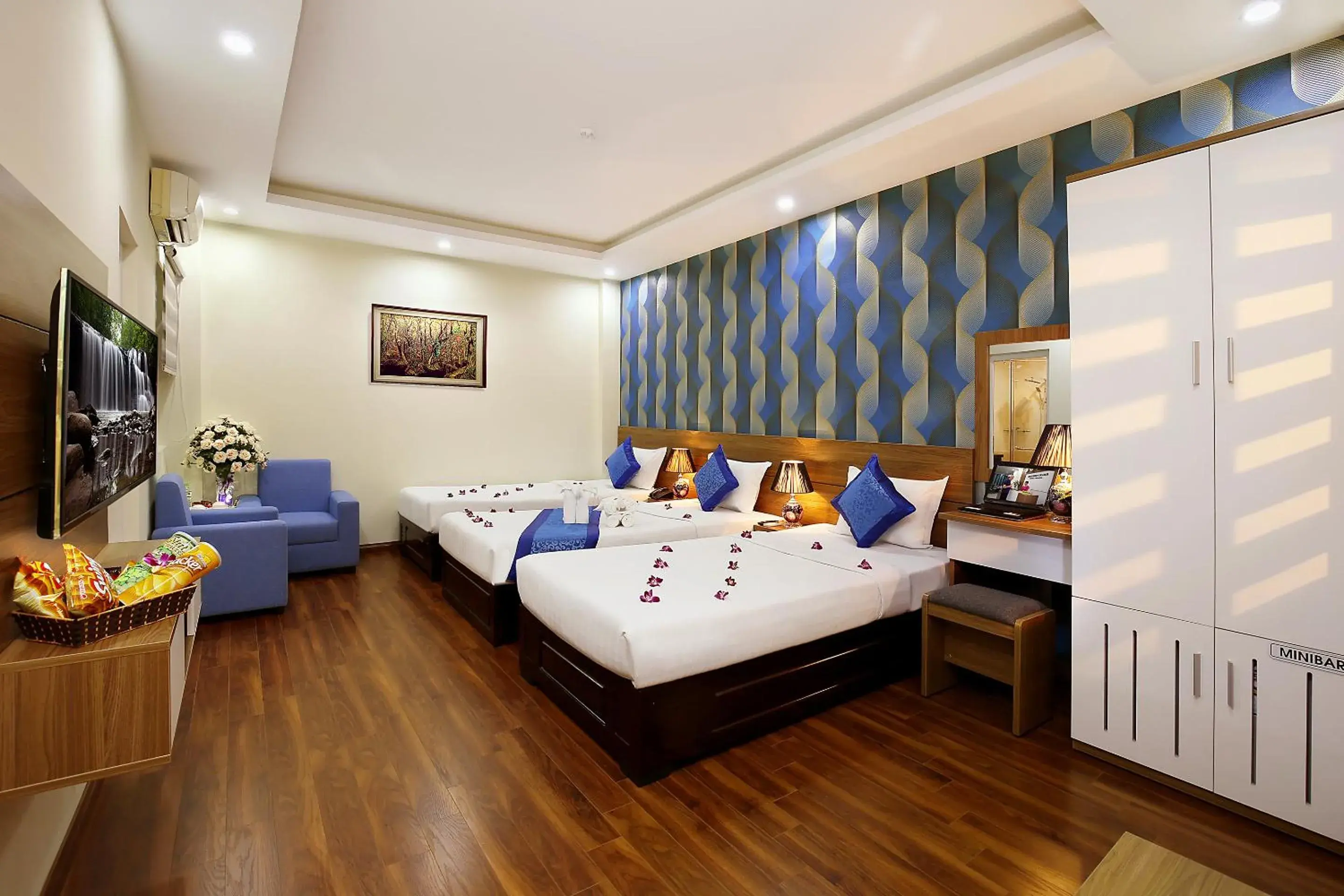 Shower, Bed in Aquarius Grand Hotel Shower, Bed in Aquarius Grand Hotel