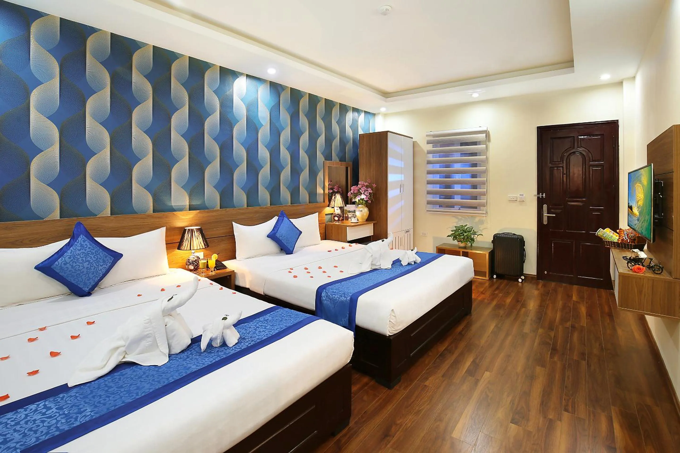 Shower, Bed in Aquarius Grand Hotel