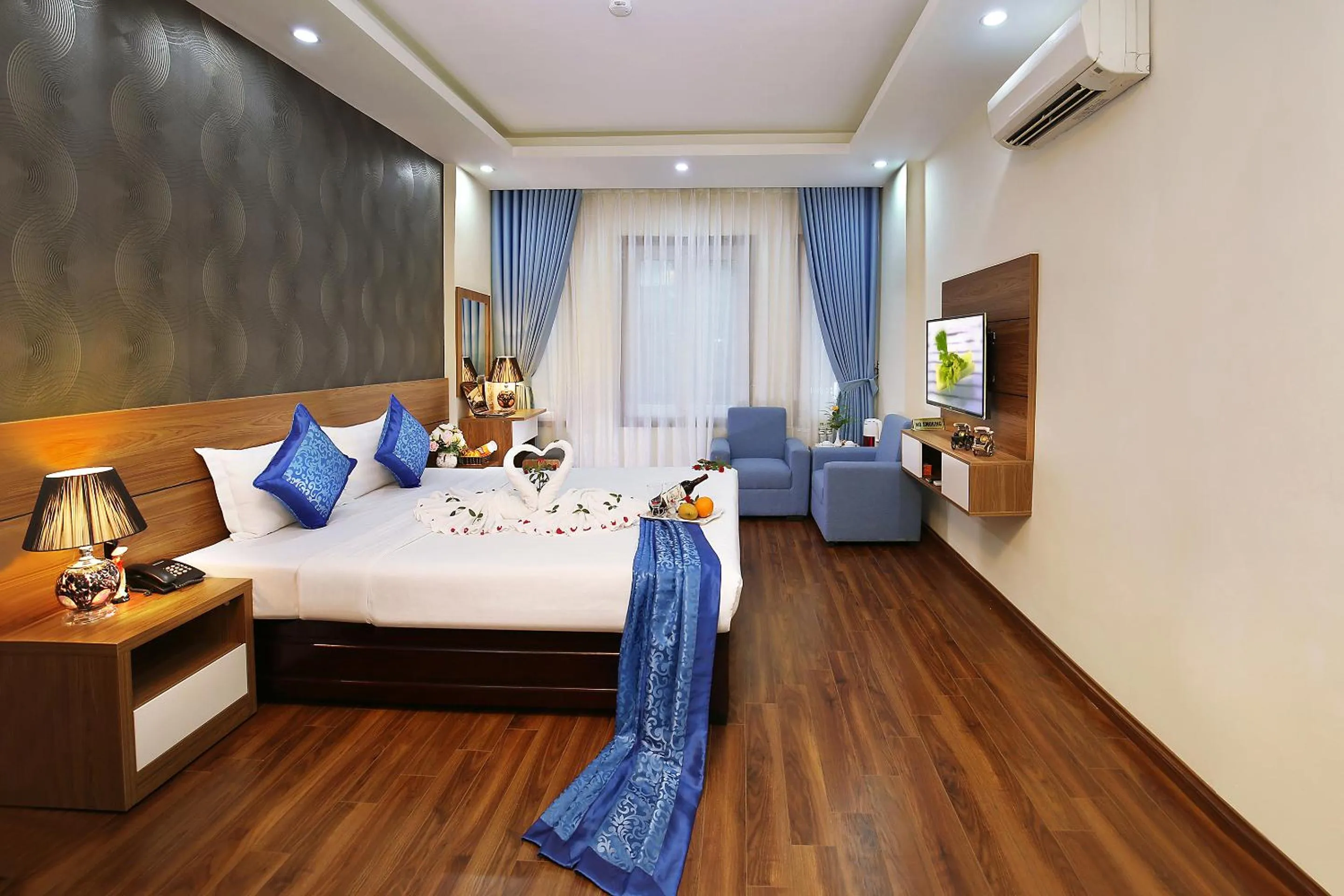 Shower, Bed in Aquarius Grand Hotel