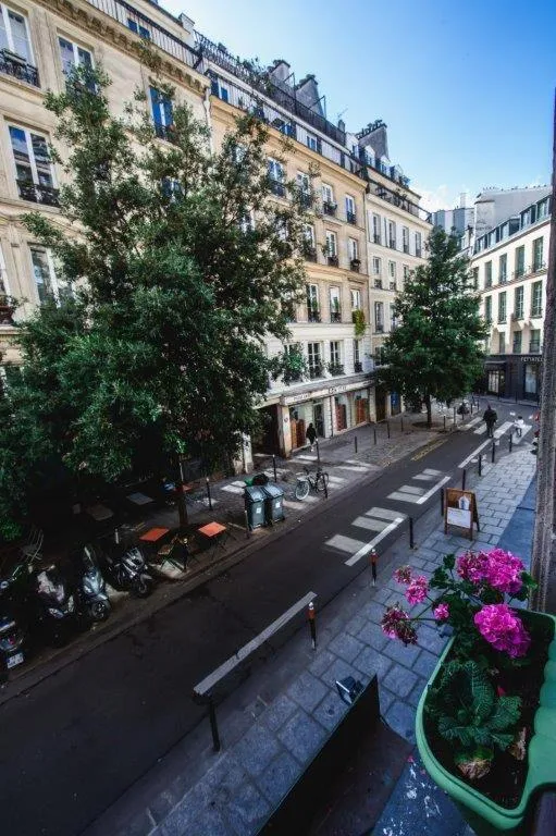 Street view in Paris City Flat App entier N106 F3