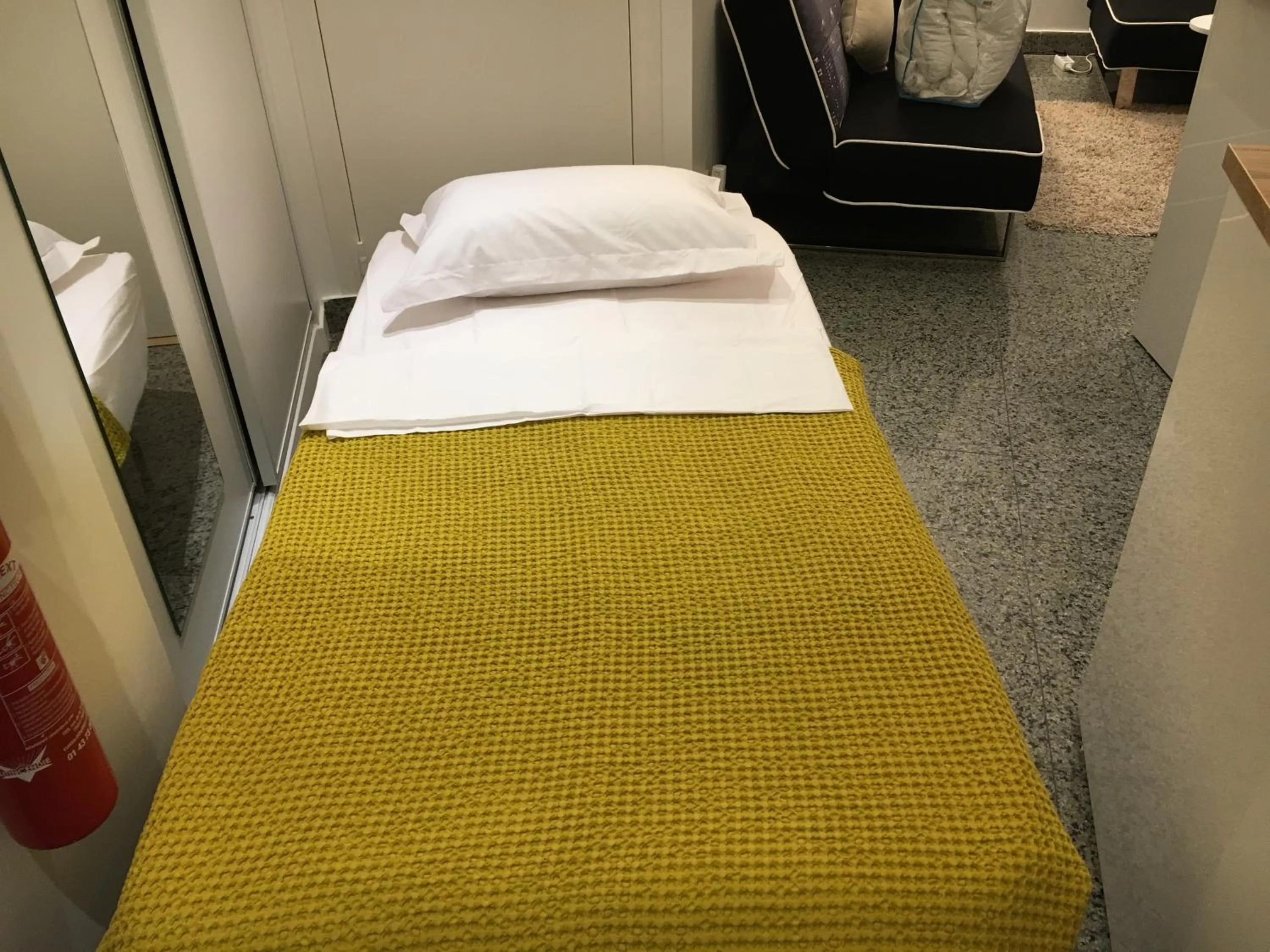 Bed in Paris City Flat App entier N106 F3