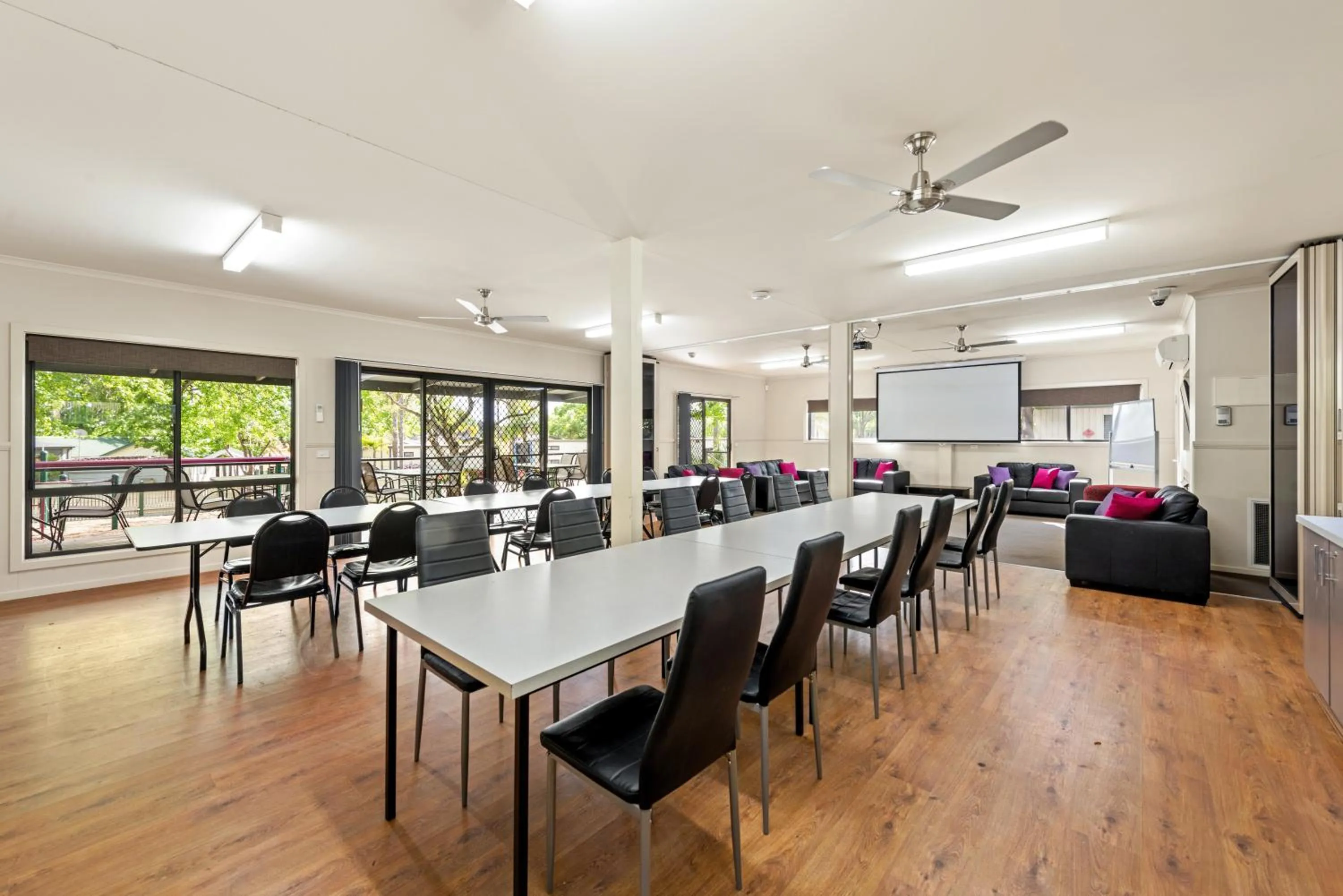Communal lounge/ TV room in Discovery Parks - Lake Hume, Victoria