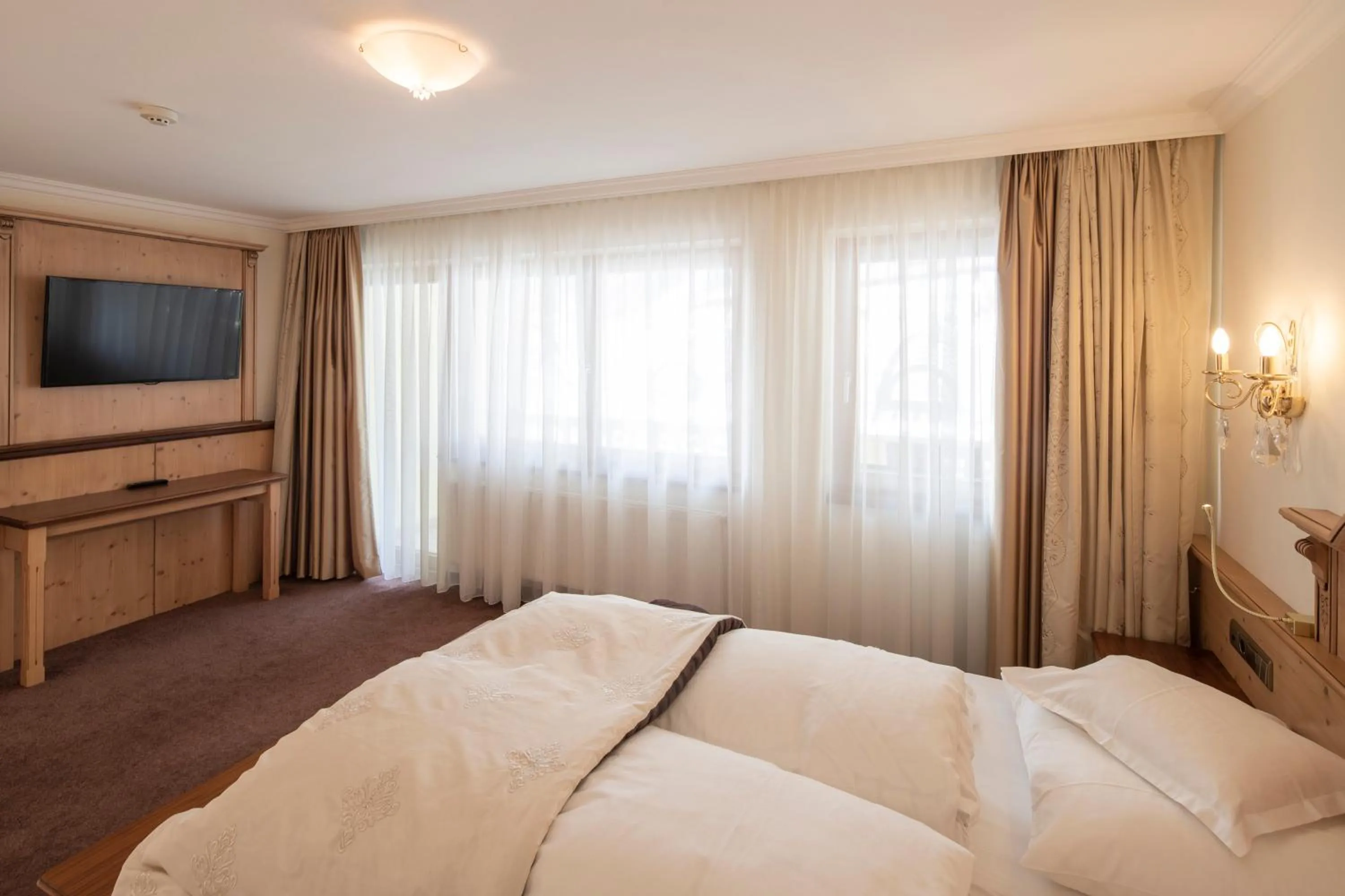 Balcony/Terrace, Bed in Superior Hotel Post Ischgl