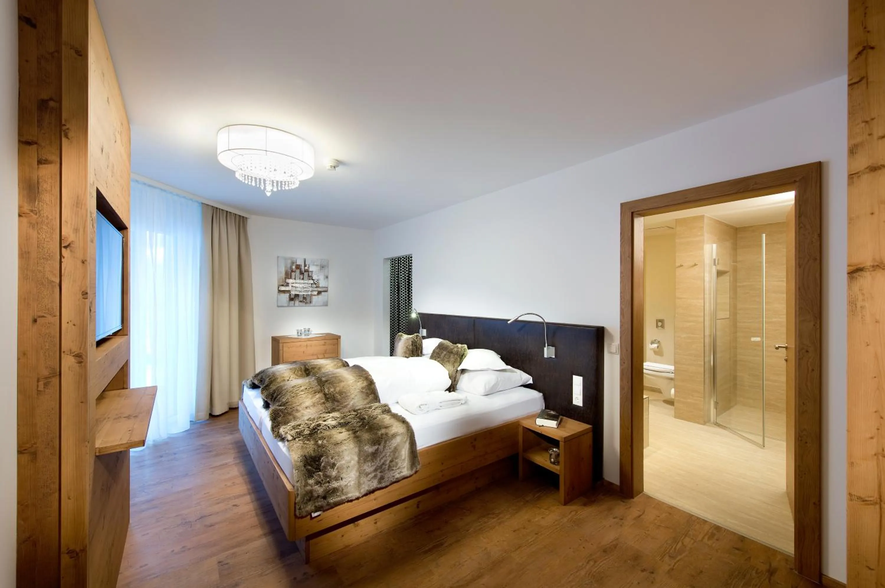 Photo of the whole room, Bed in Superior Hotel Post Ischgl